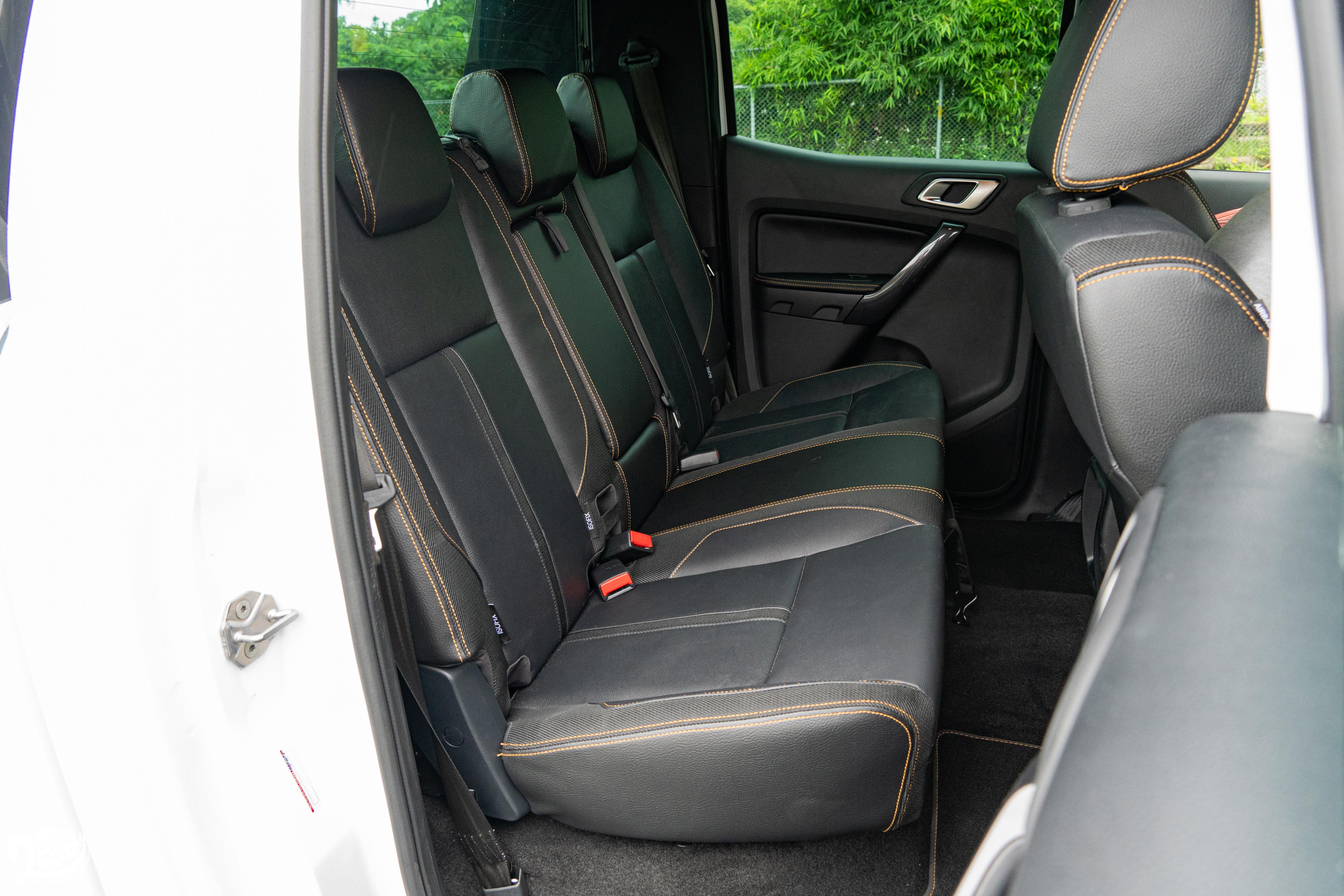 後座新增隱私玻璃。