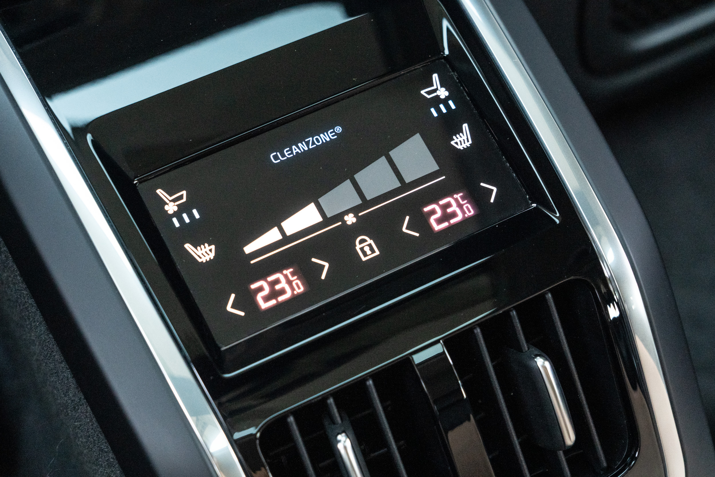 S90 B4 Inscription 車型又額外增加了四座冷熱通風座椅配備。