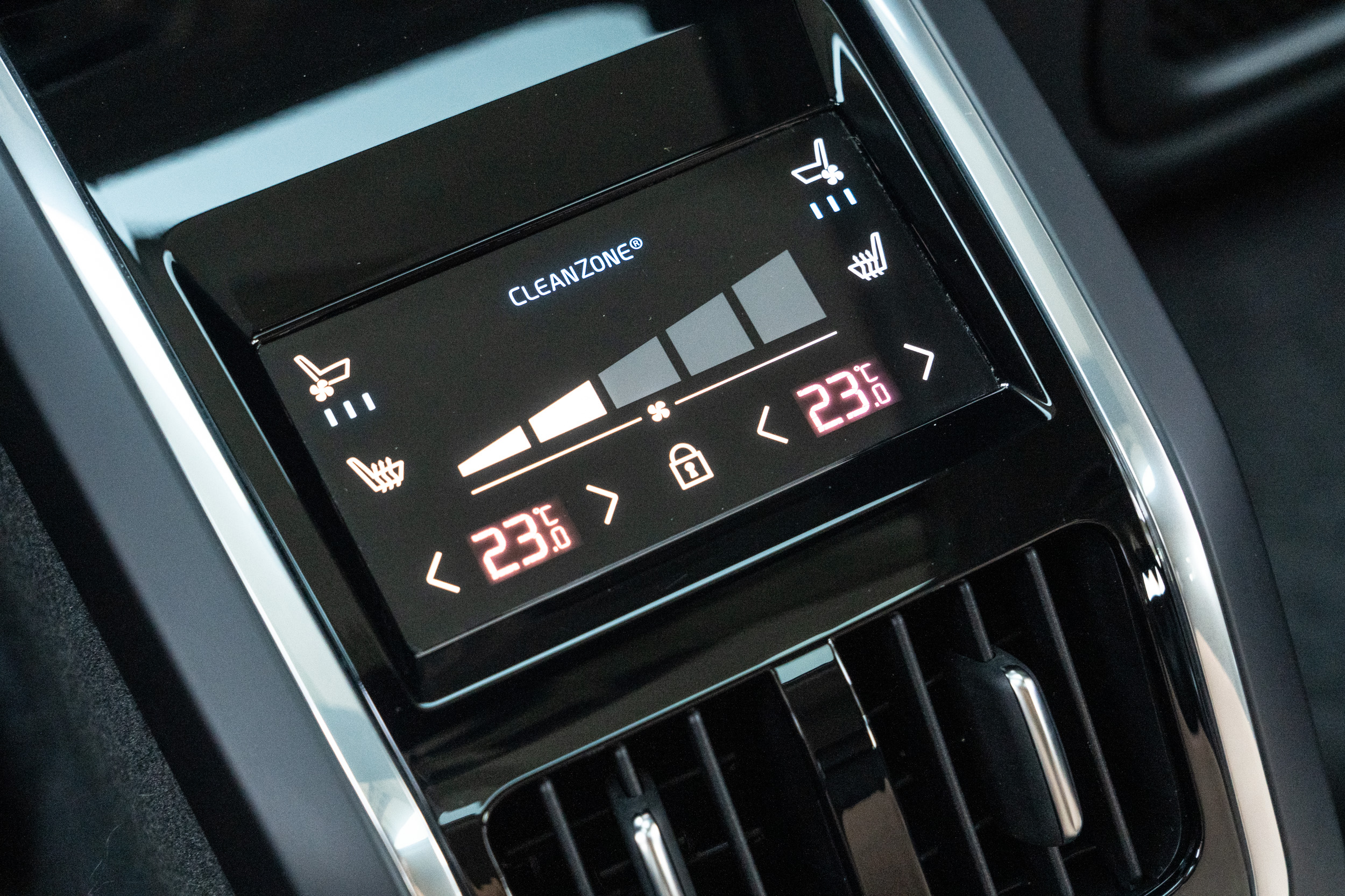 S90 B4 Inscription 車型又額外增加了四座冷熱通風座椅配備。