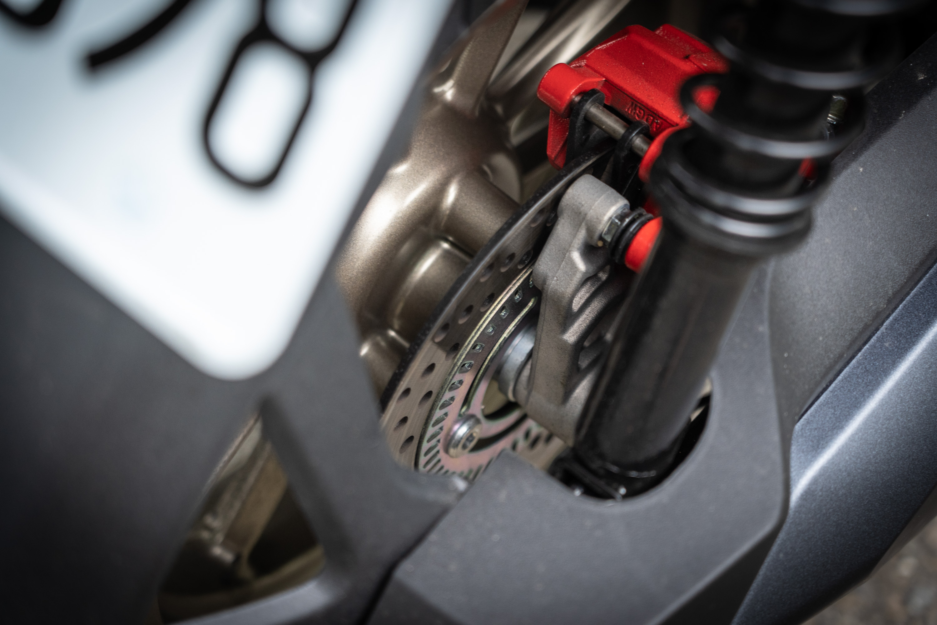 前後輪皆有 ABS 防鎖死煞車系統，後輪配置單向單活塞卡鉗。