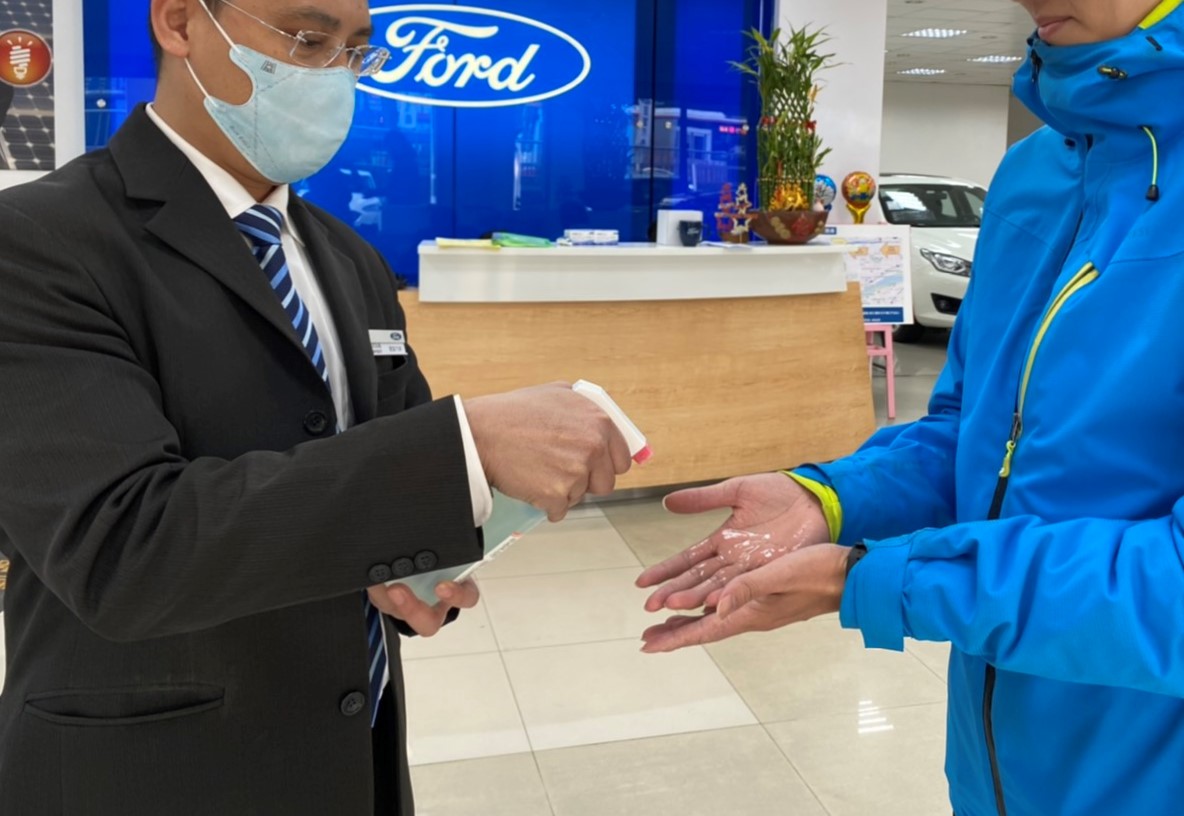 Ford 在消費者進入展間或服務廠前提供酒精消毒與體溫量測等措施。