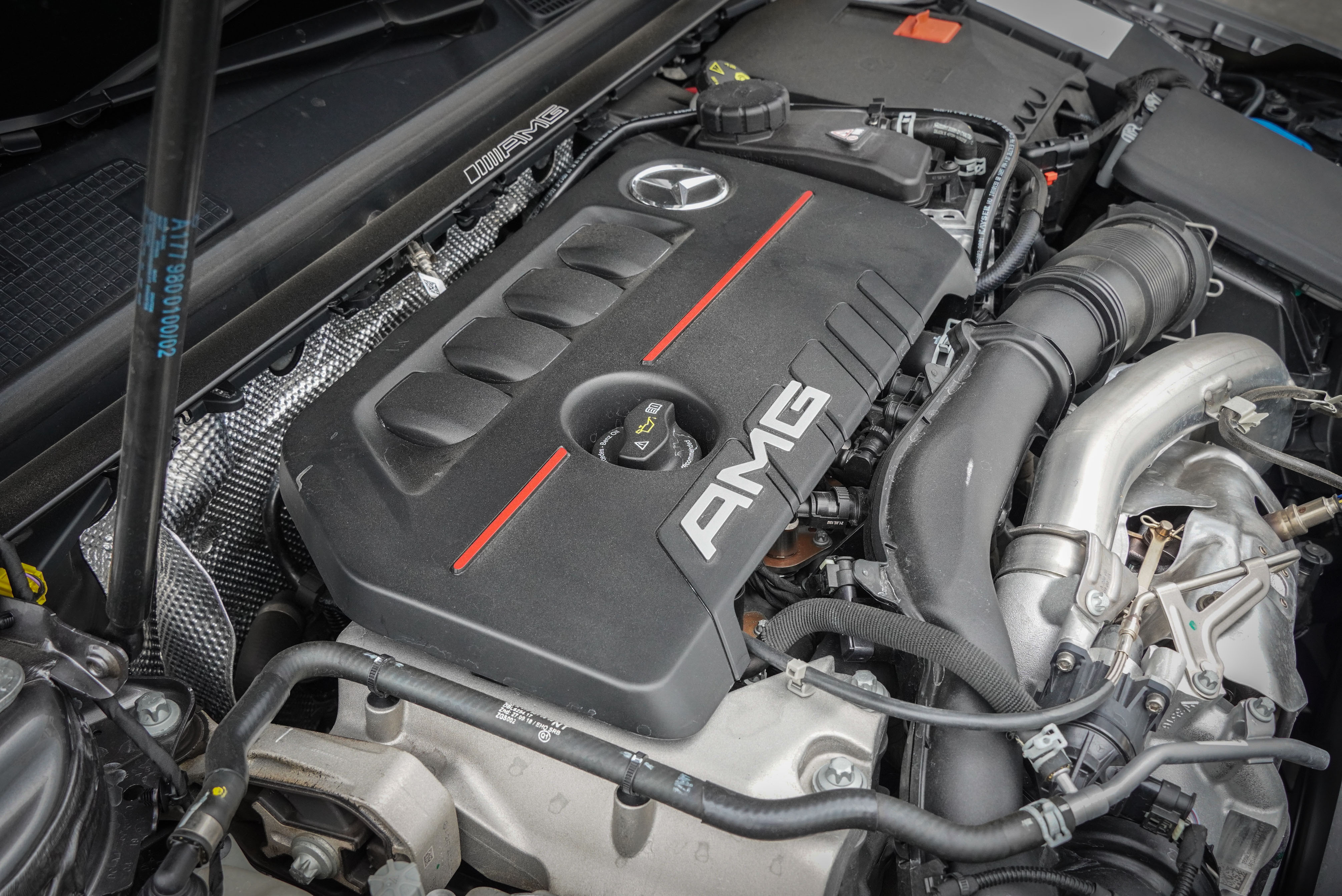AMG 雙渦流渦輪增壓直列四缸，動力輸出為 306 hp/40.8 kgm；0-100 km/h 加速僅需 4.9 秒。