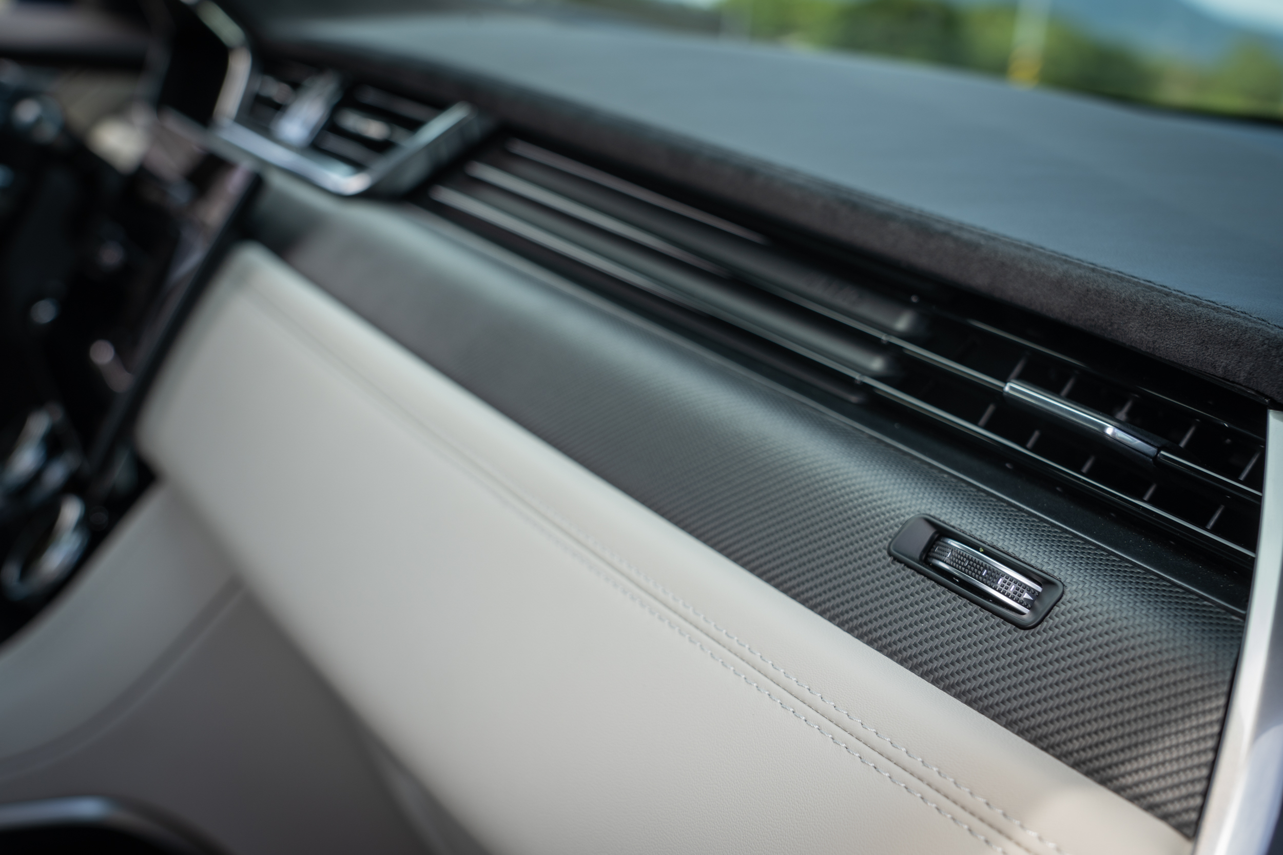 從此角度可以看見中控台的用料與層次。