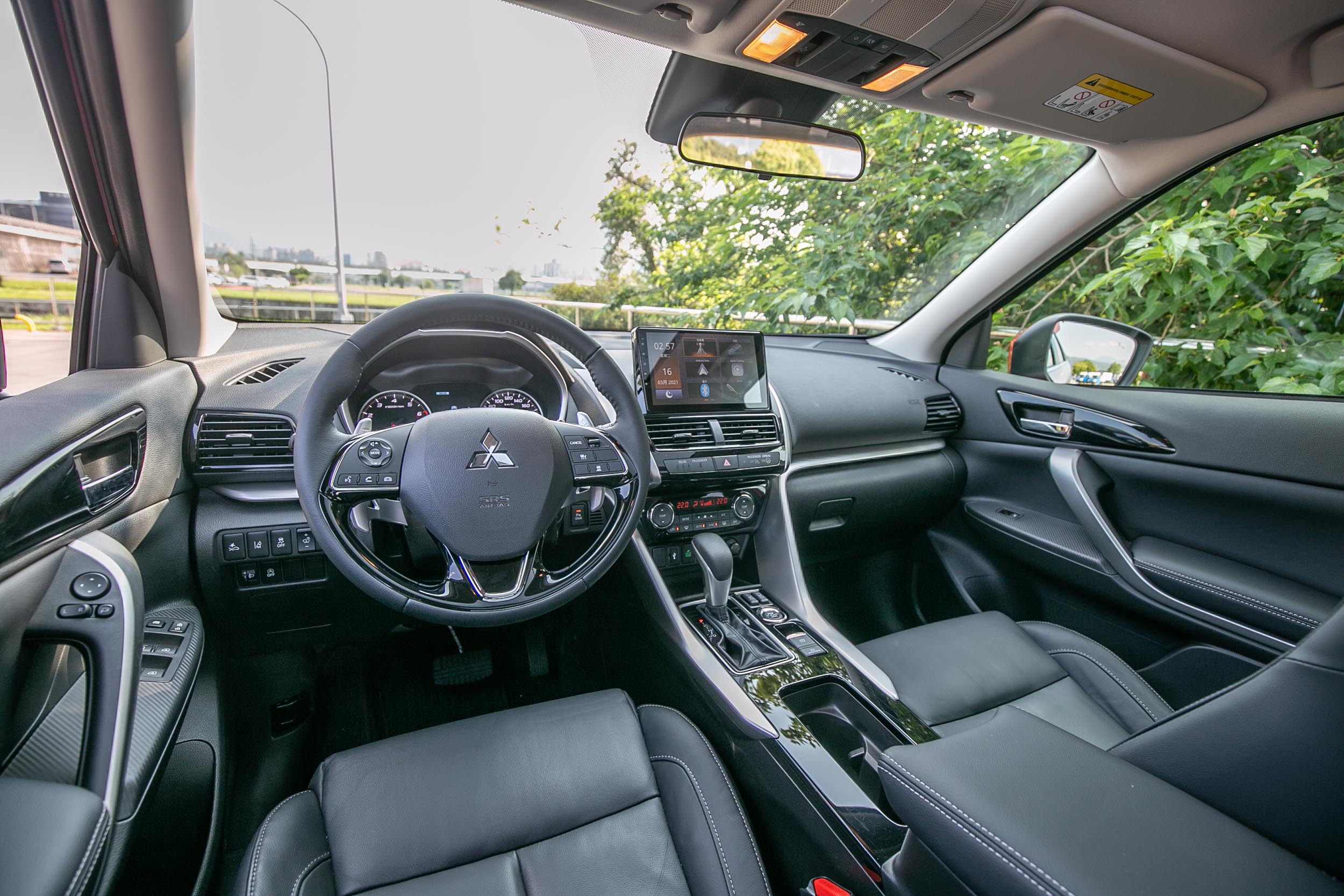 中控台造型與過去相仿,僅針對中控台螢幕尺碼與功能放大為主。