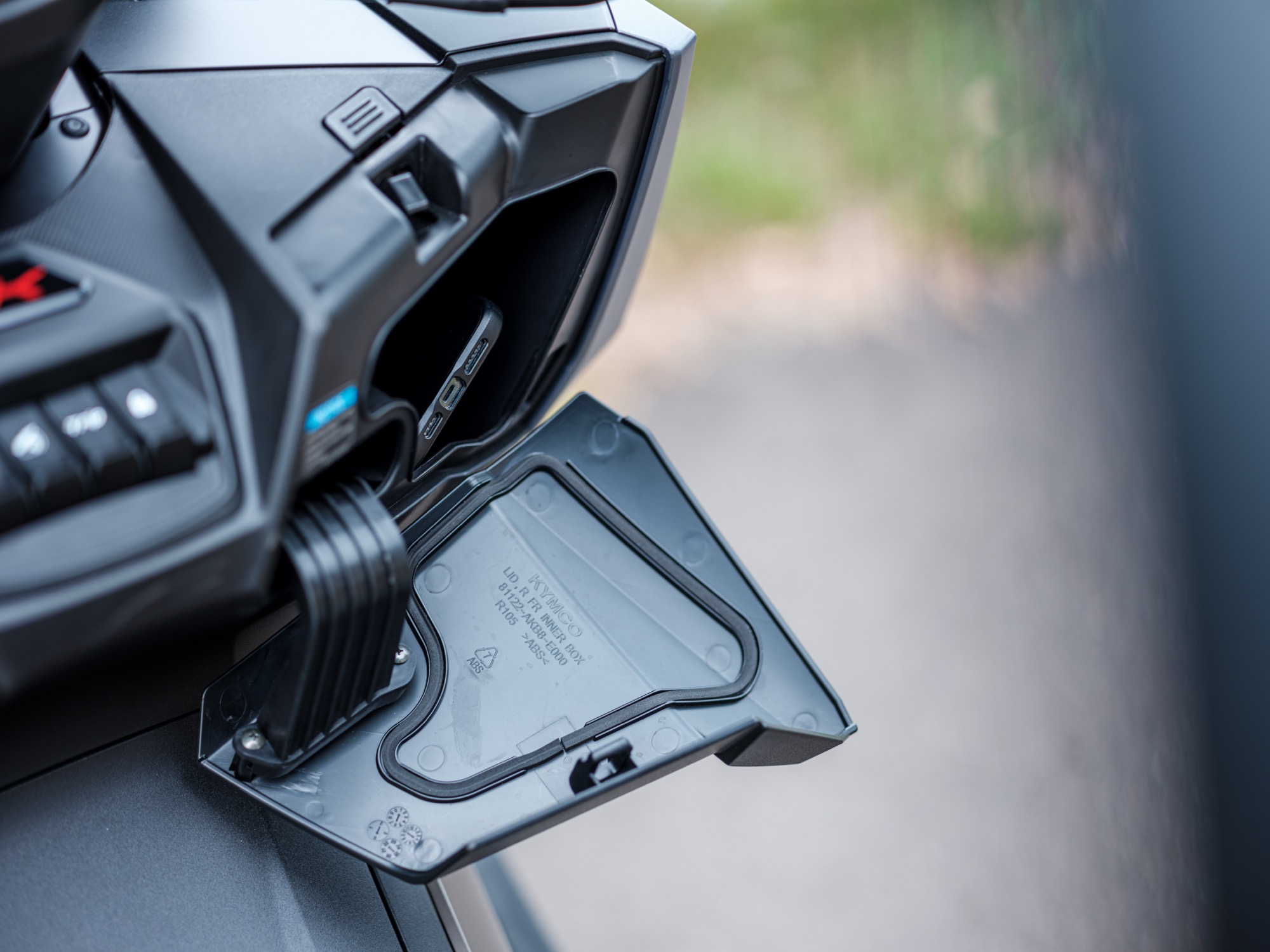 手套箱的空間非常大,內部還有著 USB 充電孔可以讓騎士邊騎邊充電。
