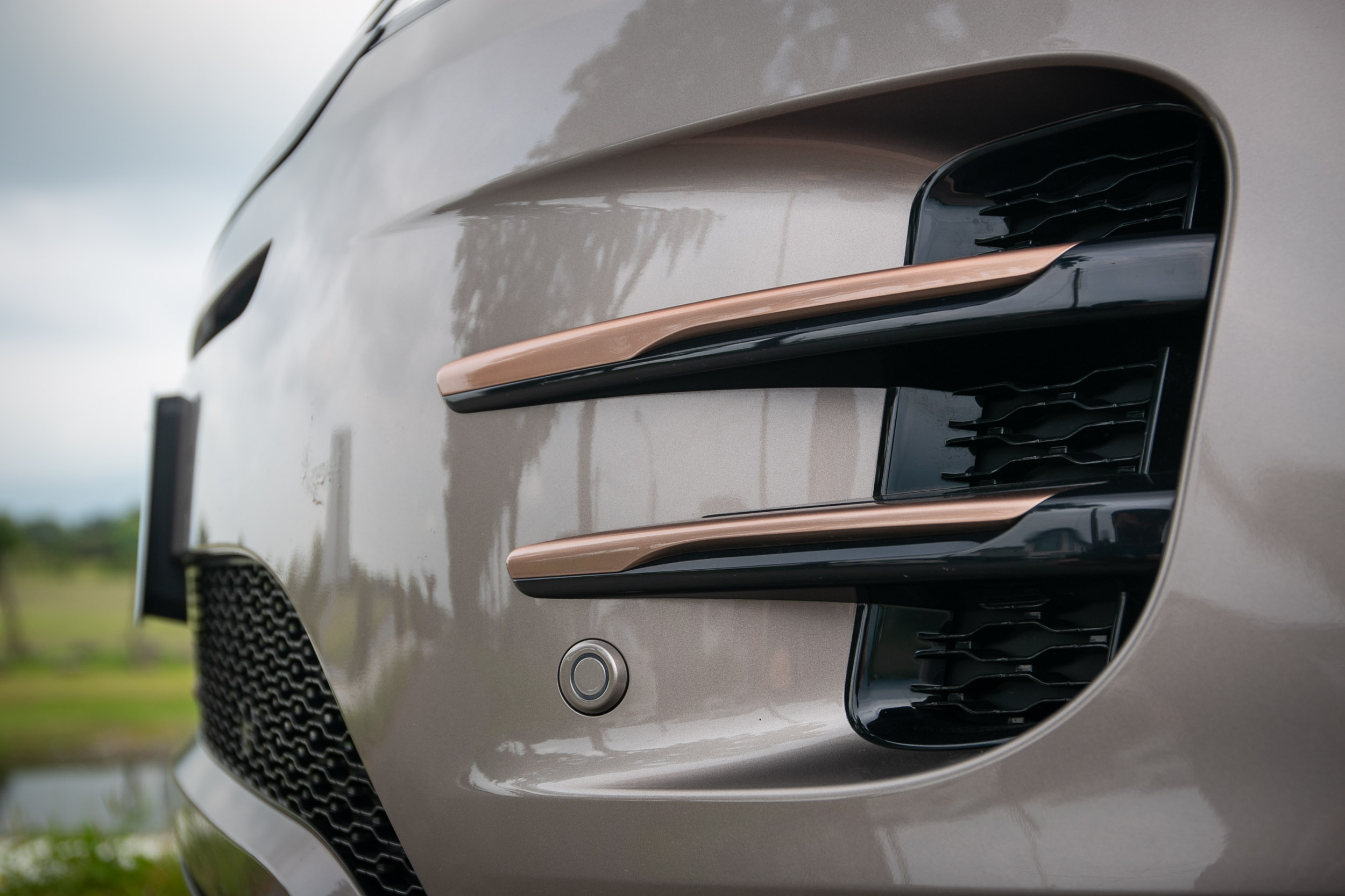 R-Dynamic 的專屬外觀套件,以玫瑰金的方式展現尊榮感。