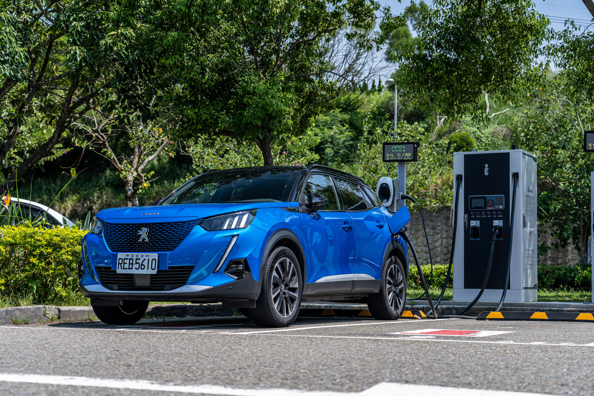 e-2008 採 J1772 / CCS1 的充電介面,符合目前國內主流充電規格。