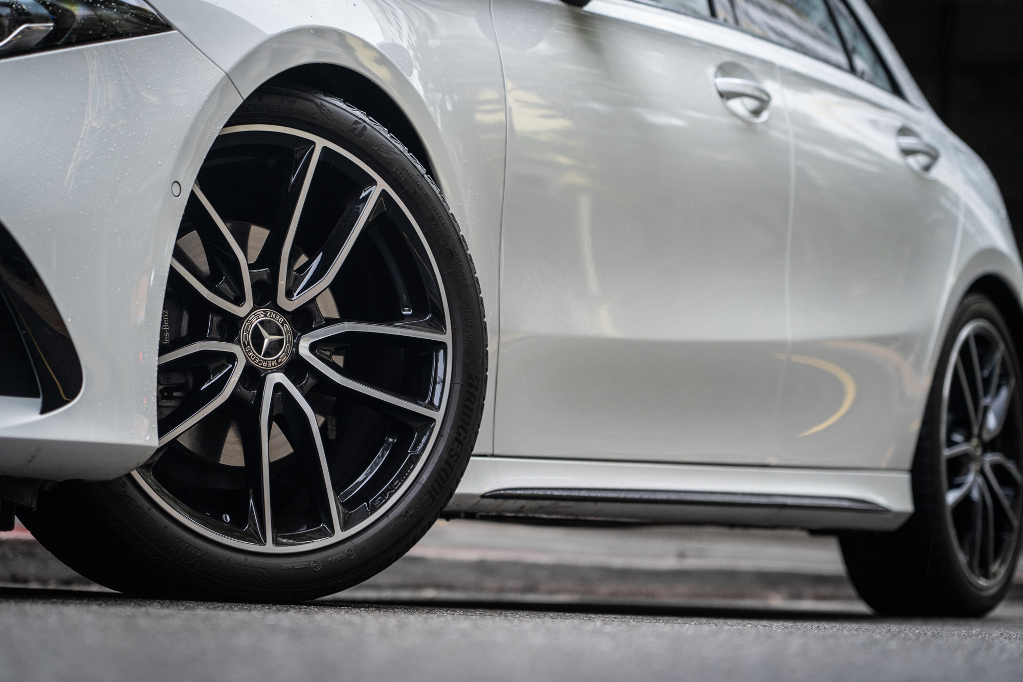 輪圈形式為19吋AMG五輻式，輪胎規格則為225/40R19。