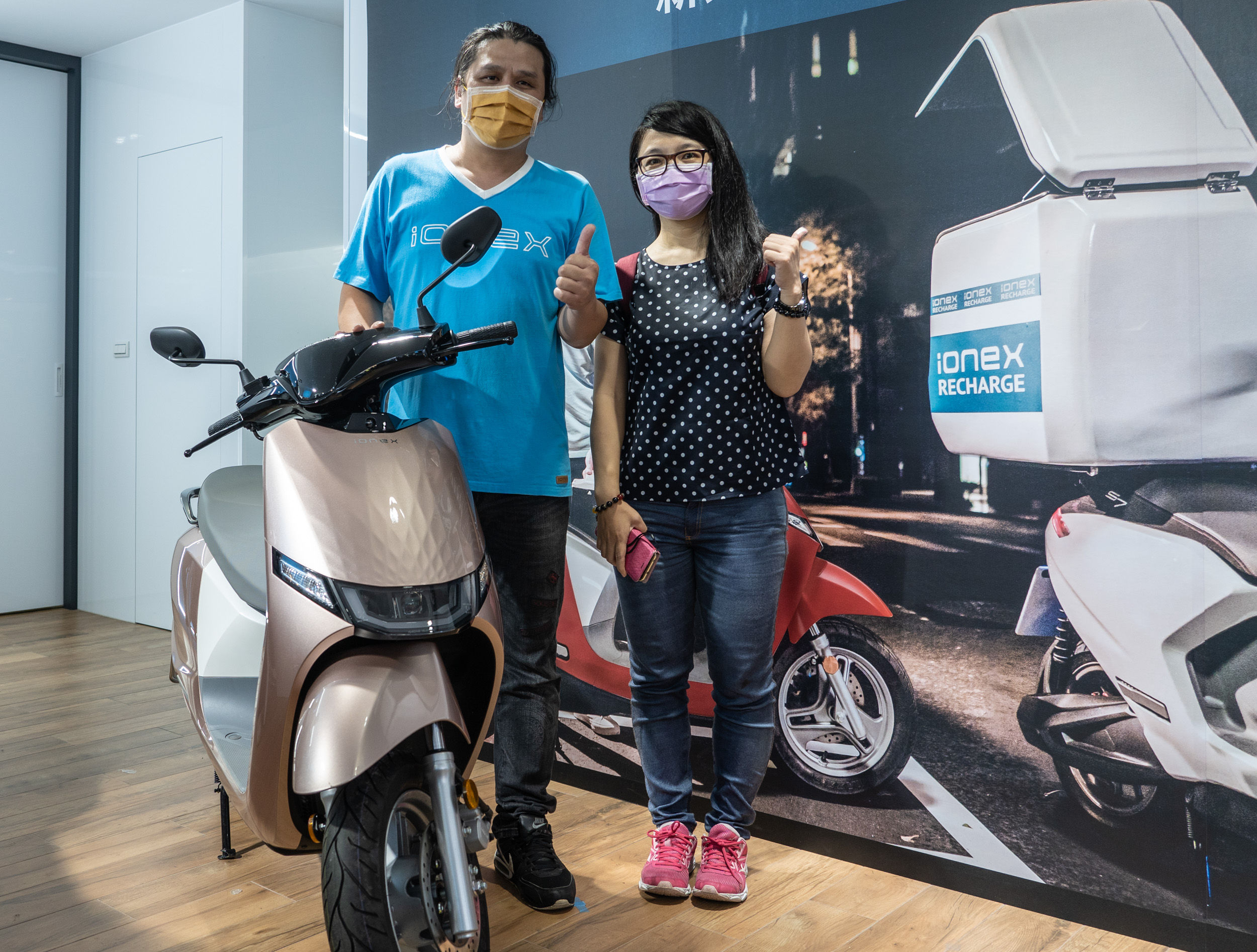 許多車主趁著週日前往 Ionex 新北瀚陽店申辦「Ionex 尊榮換電」服務。