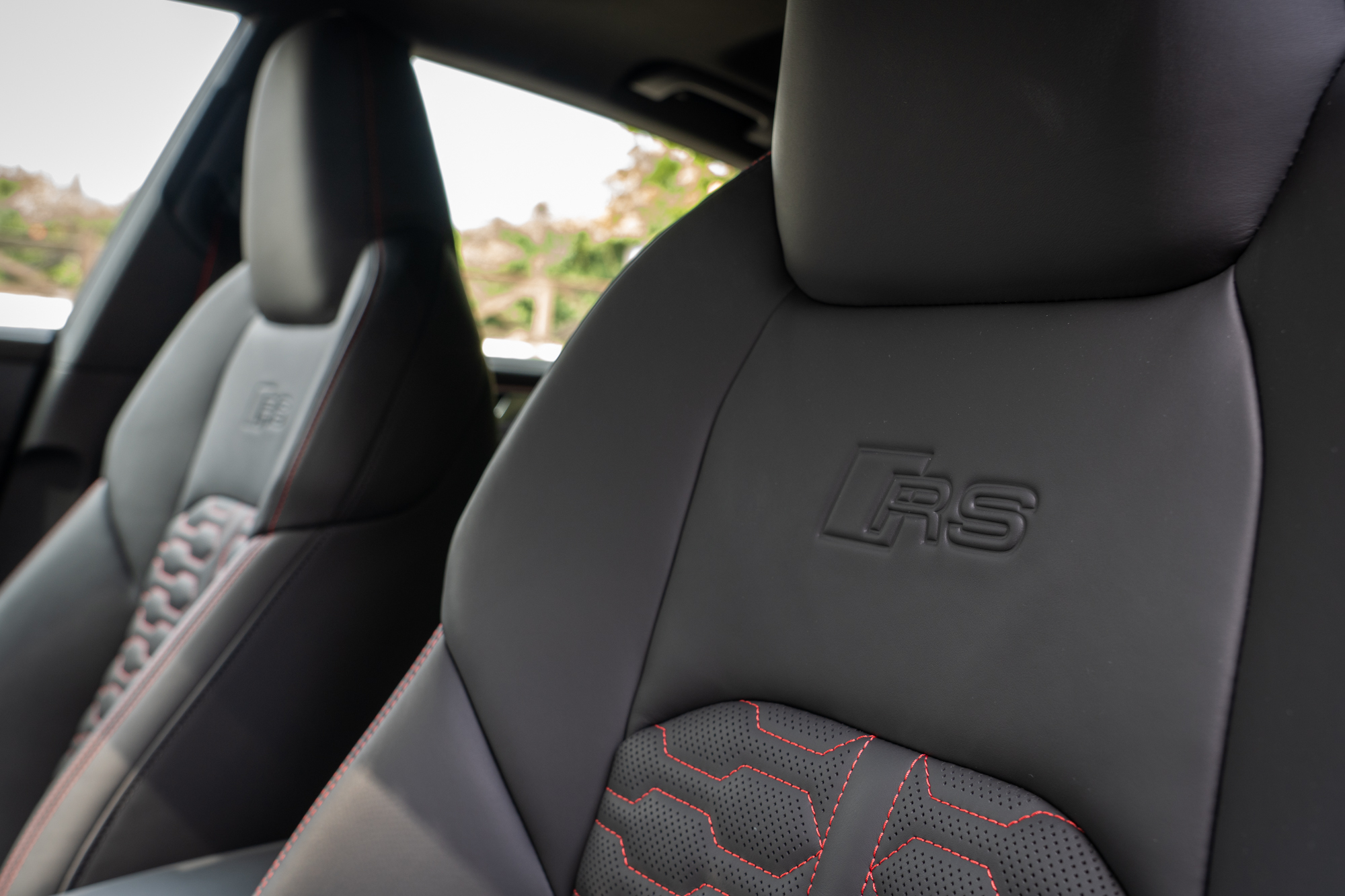 椅面除了有RS字樣壓印以外,另外有紅色蜂巢紋縫線。