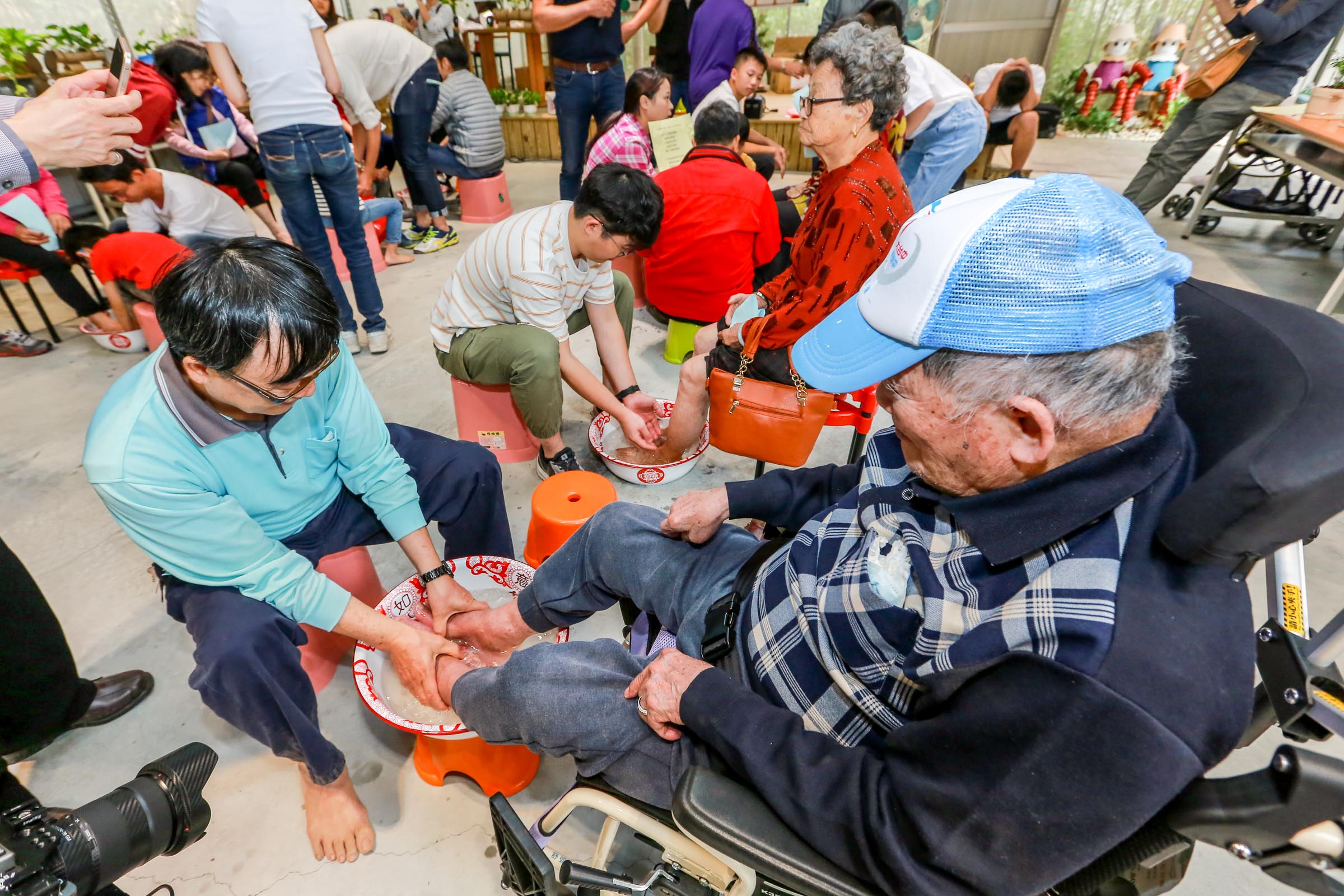 裕隆汽車福氣小旅行,為爸媽洗腳盡孝。