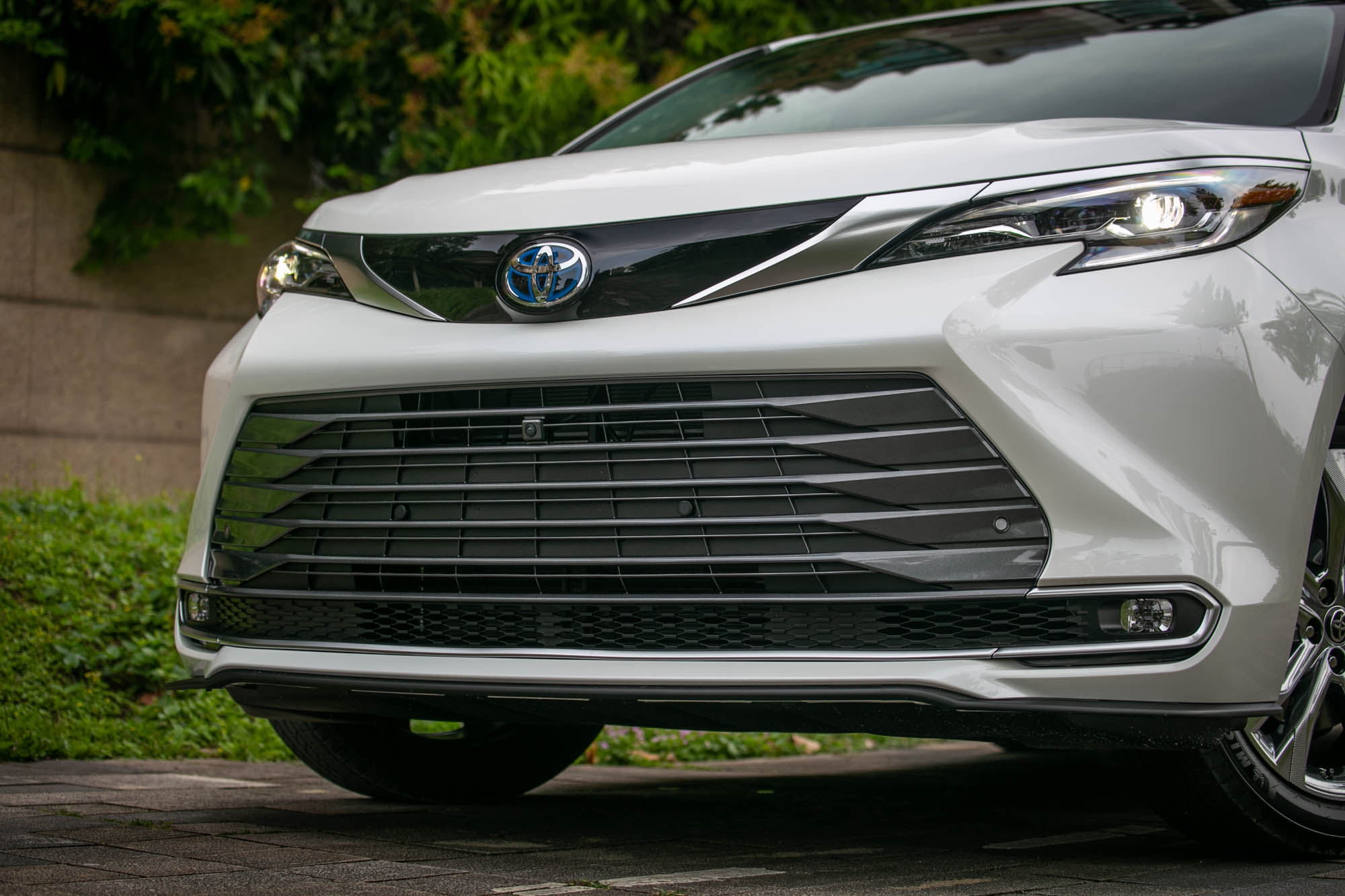 超大面積的水箱護罩搭配細長的頭燈,營造猶如未來戰艦般的侵略性。