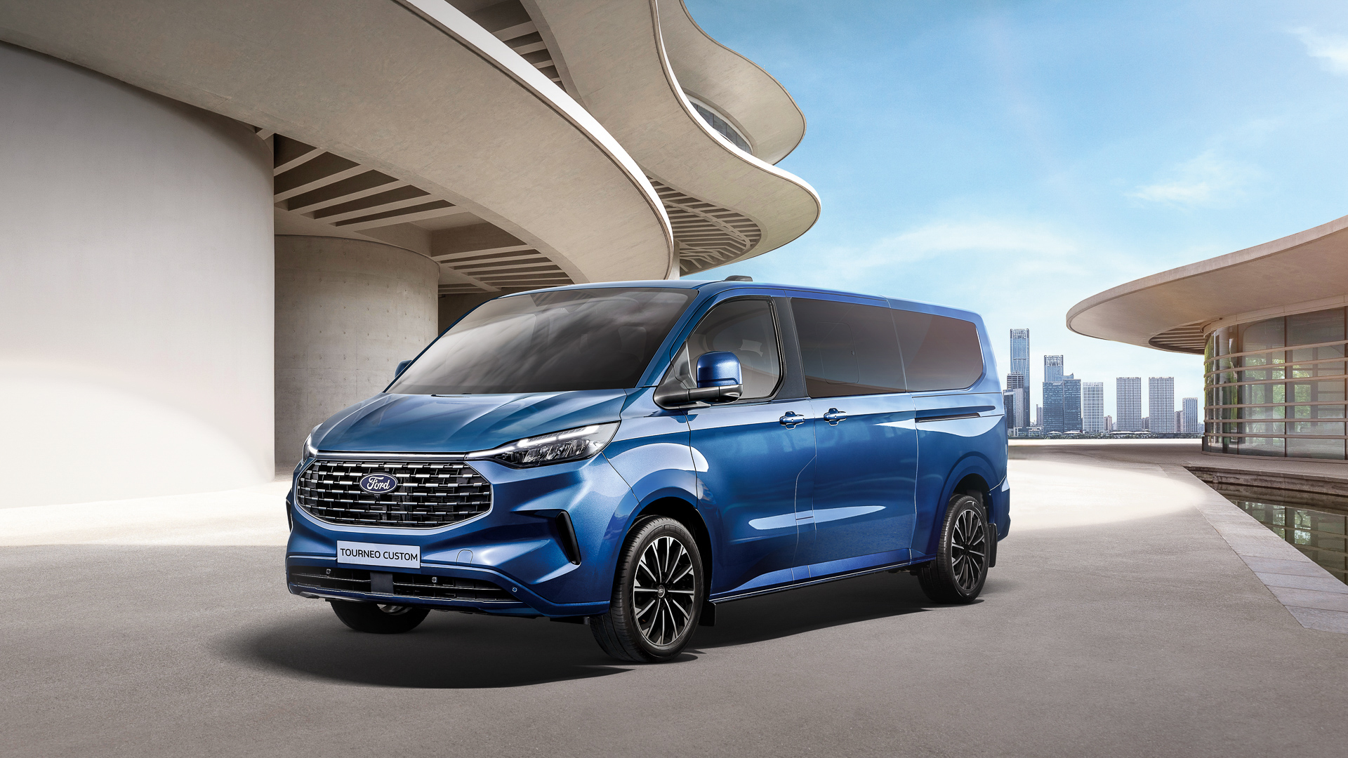 Bus Titanium Pro 八座車型導入足踢感應電動側滑門，Ford 推 Tourneo Custom 旅行家 25 年式陣列！