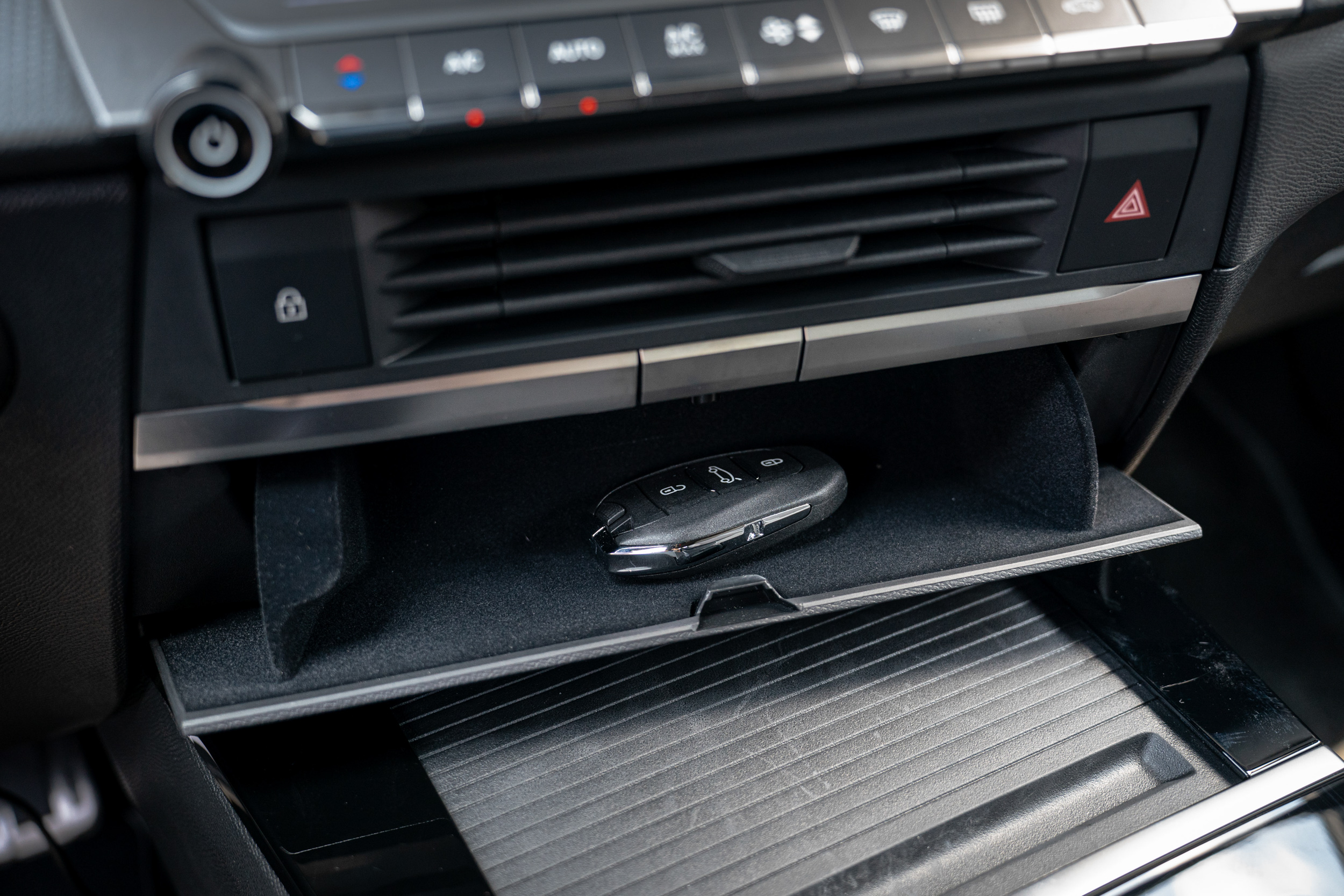 除了實體按鍵,無線充電也是本次得以見到的配置。