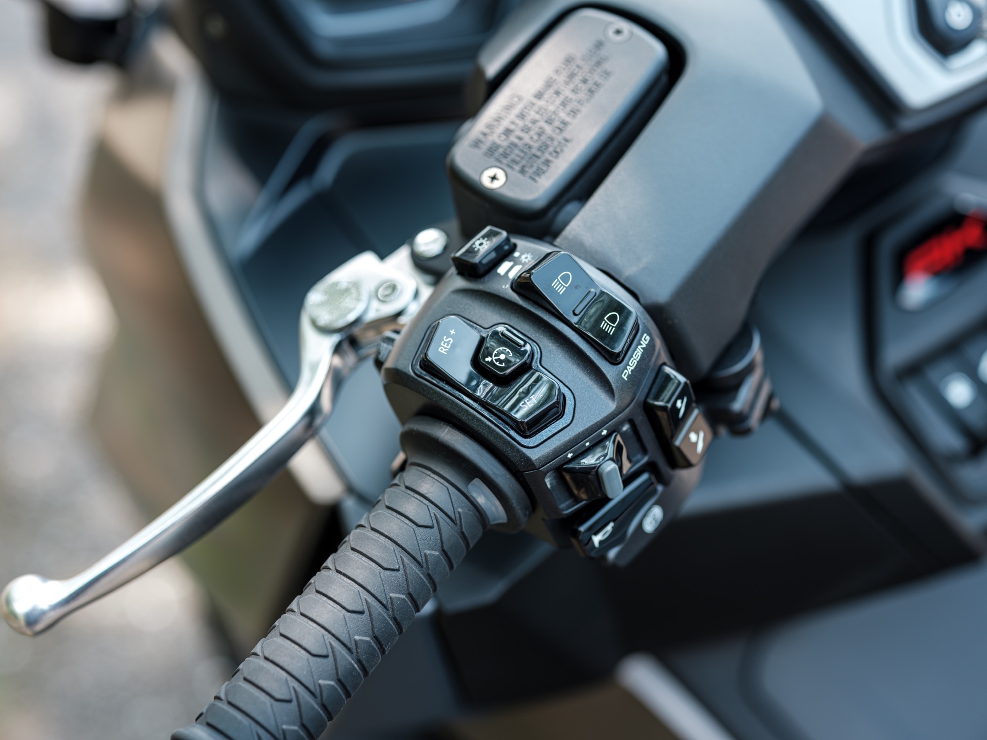 定速系統的配置在巡航是相當受用,不過把手上有多個控制按鈕需要些許習慣時間。