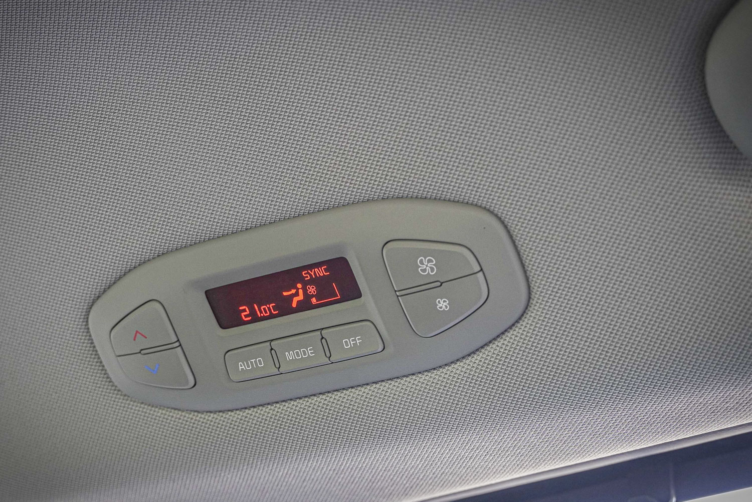 頂規車型配備三區獨立恆溫空調。