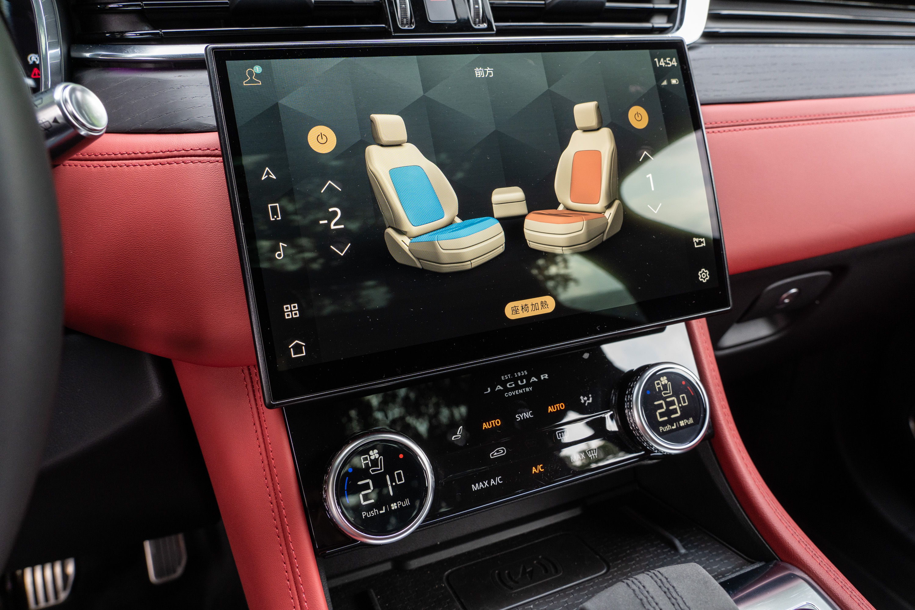 此跑車座椅含記憶/通風/加熱等多項舒適功能。