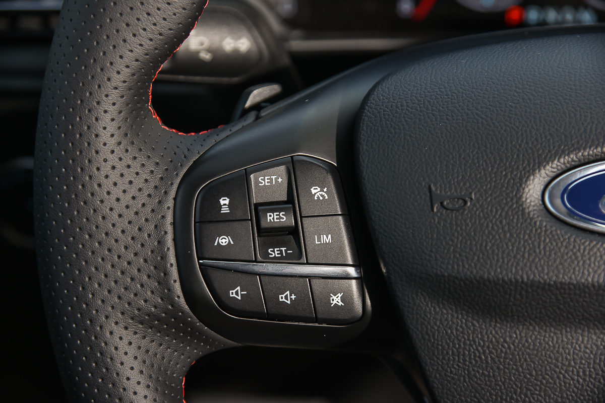 Co-Pilot360安全系統控制按鍵位於方向盤左側，左手拇指可以一指包辦所有動作。