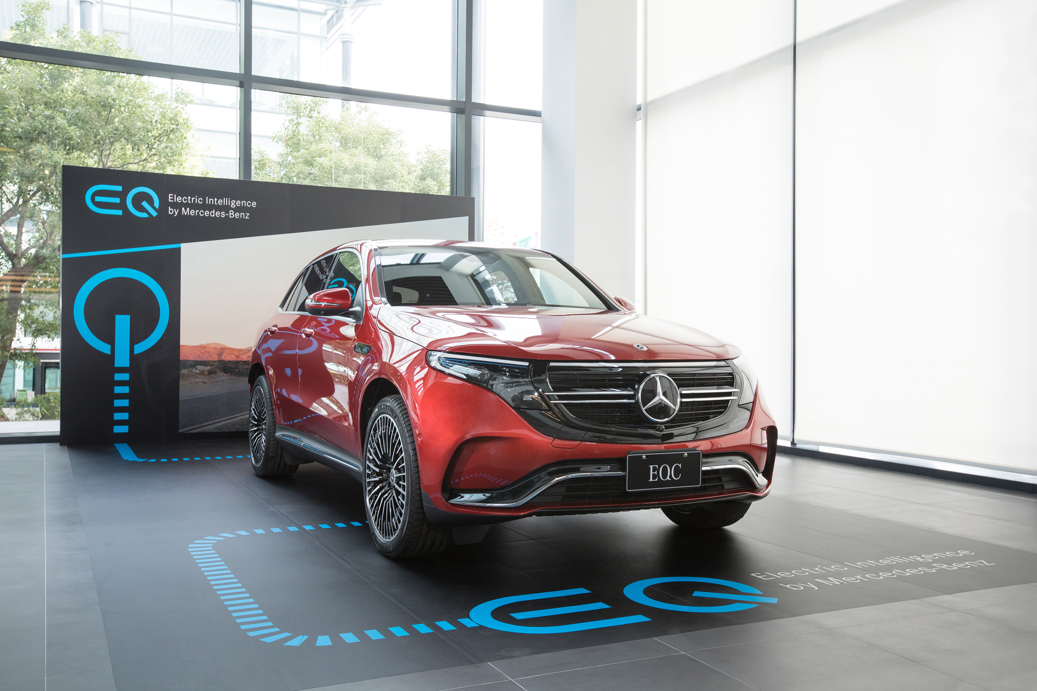 Mercedes-Benz 目前除了 EQC 一款電動車以外，未來也將引進多款電動車，不過目前自家充電樁僅提供自家車主使用。