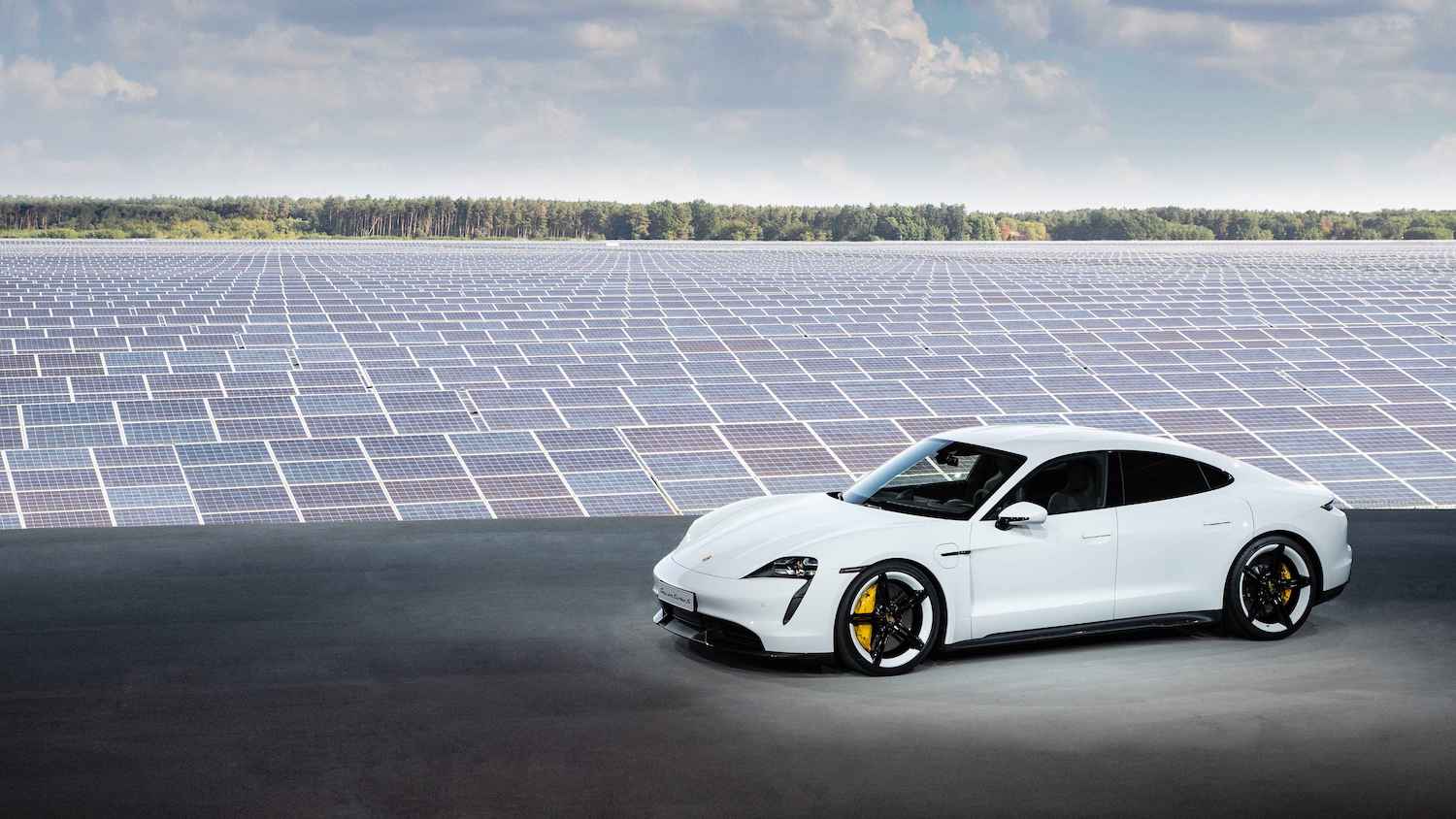 Porsche Taycan 於柏林旁邊的新哈登貝格鎮太陽能發電廠發表，代表太陽能潔淨能源。