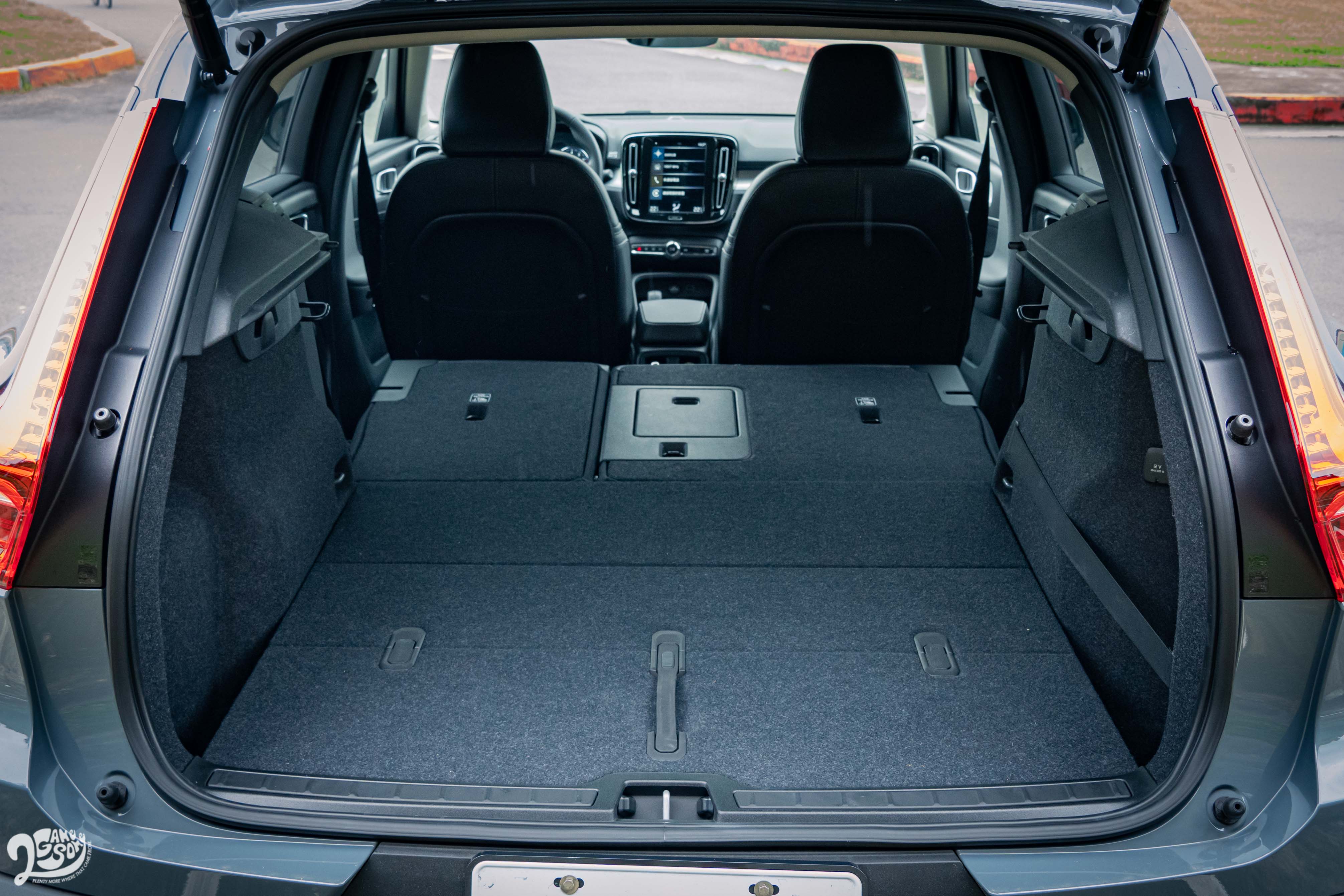 椅背可 4/6 分離傾倒,此時容量放大至 1,328 公升。