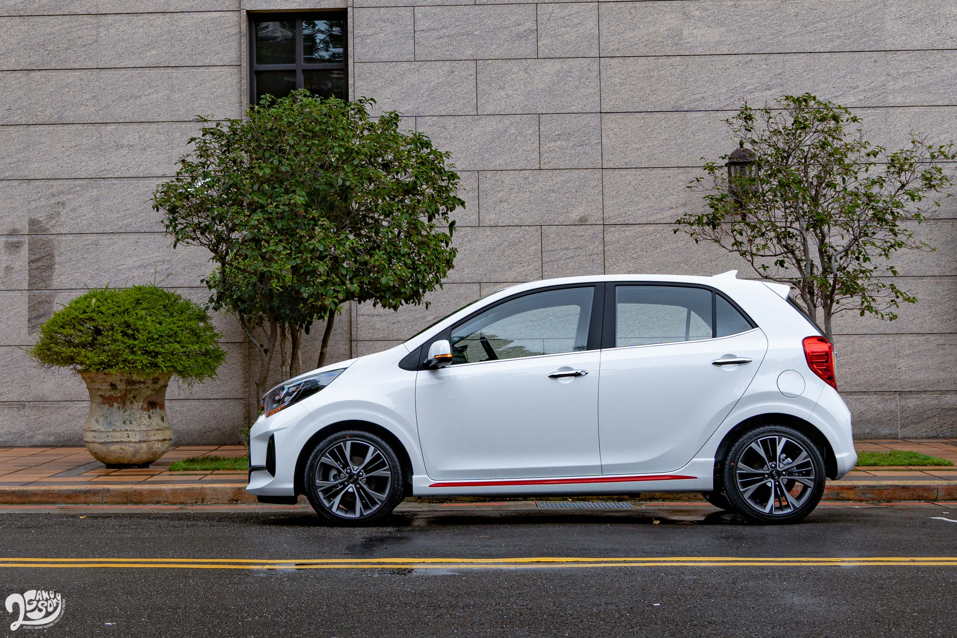 GT-Line 側裙有紅色線條點綴,16 吋輪圈造型也是 GT-Line 專屬。