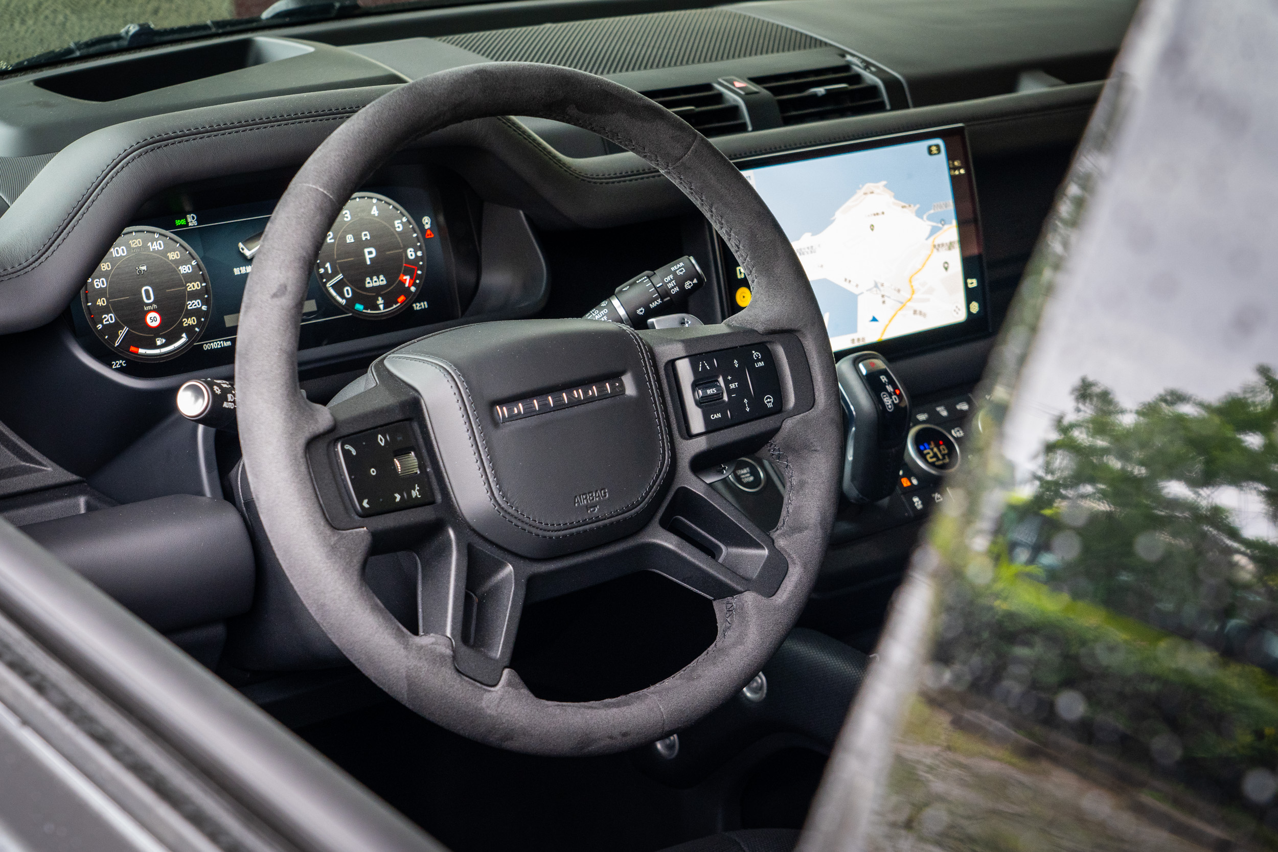 類麂皮包覆方向盤採電動調整方式,並具備加熱功能。