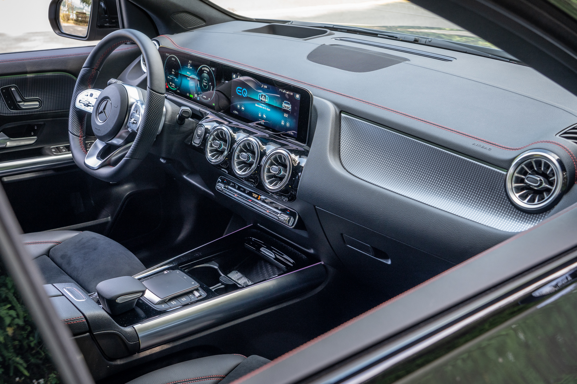 若少了 AMG Line 選配項目,EQA 250 的座艙與價格僅差 2 萬元的 GLA 200(售價 213 萬)幾乎相同。