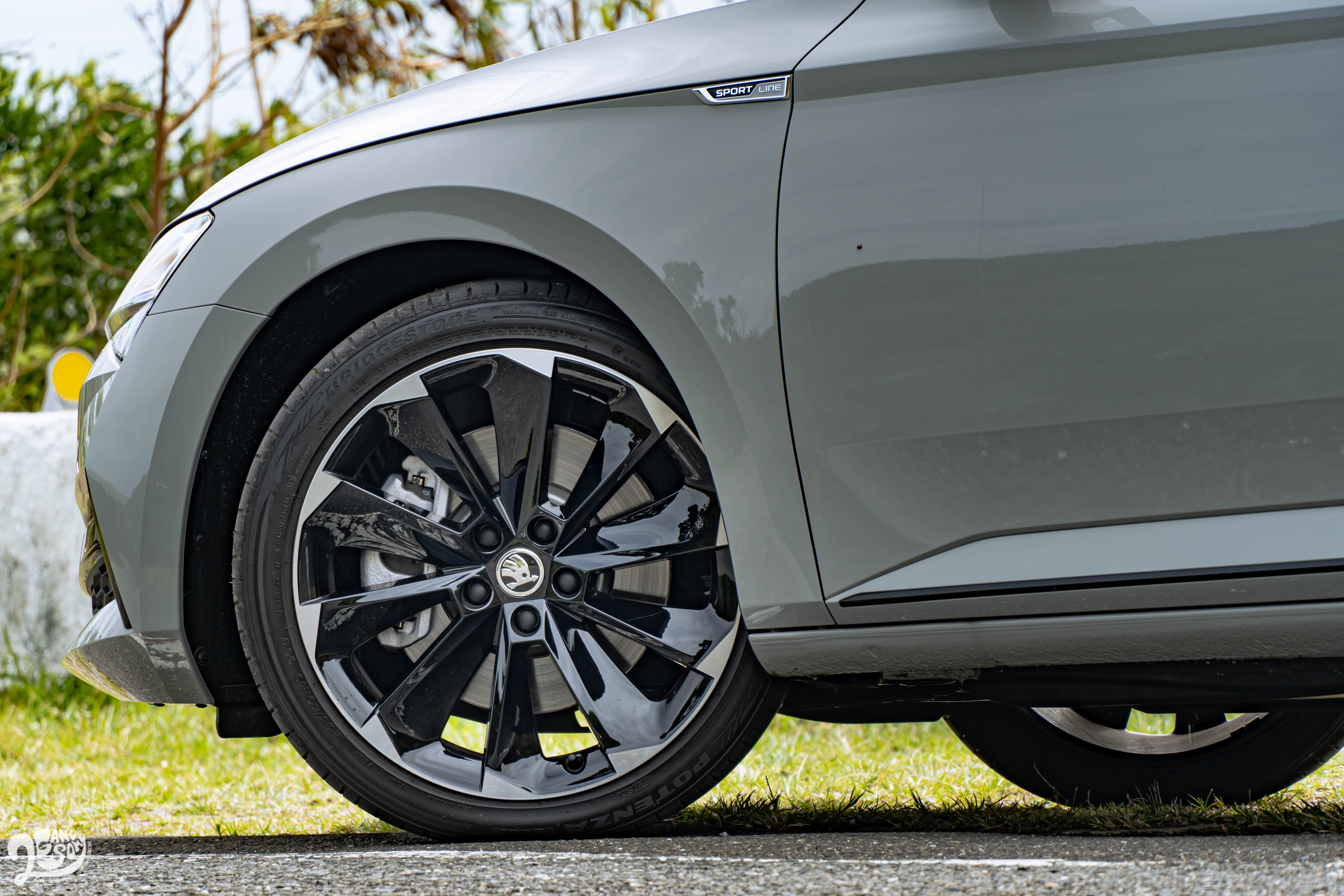 19 吋 SportLine 鋁圈。