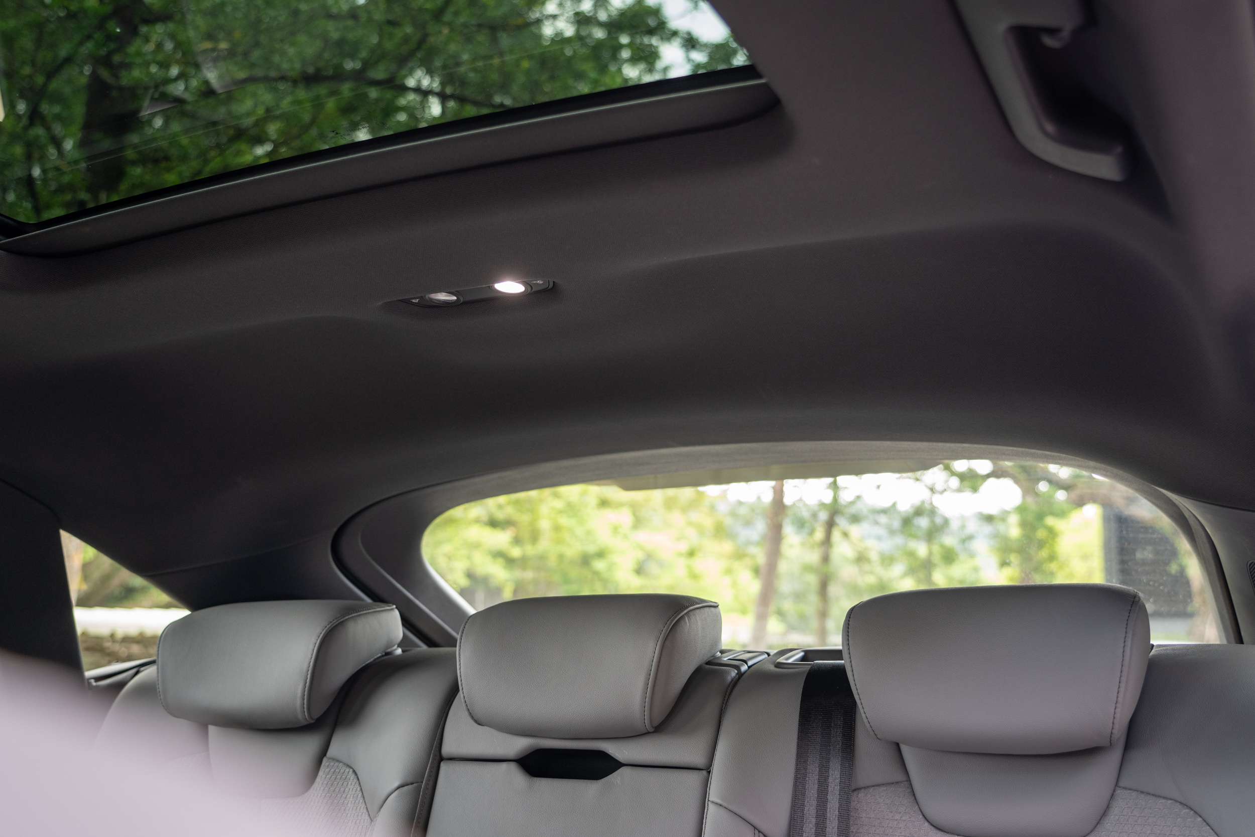 後座頂篷上刻意上挖,為後座乘客騰出更多的頭部空間。