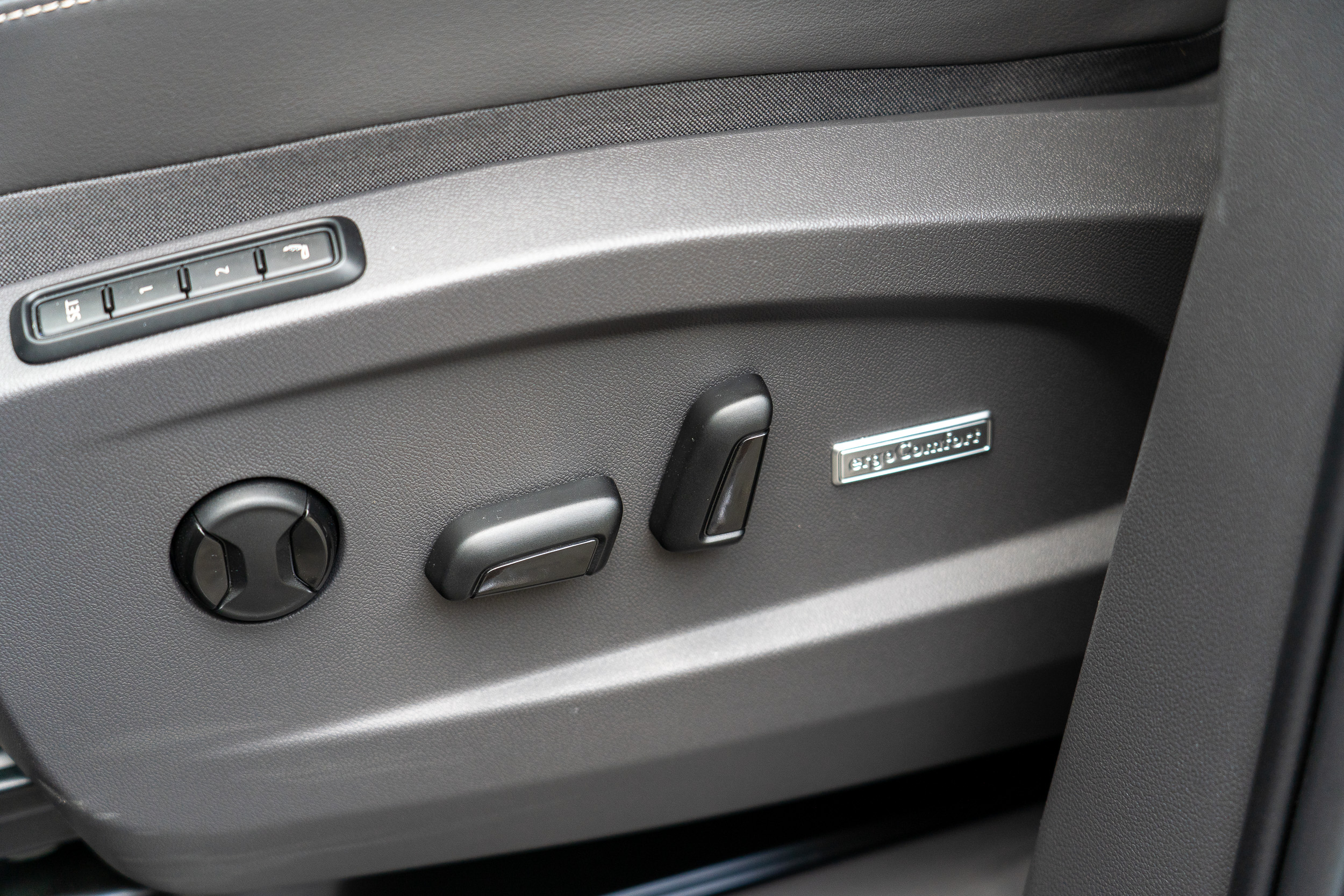 電動調整方向高達 12 向,絕對能夠調整至你想要的駕駛坐姿。