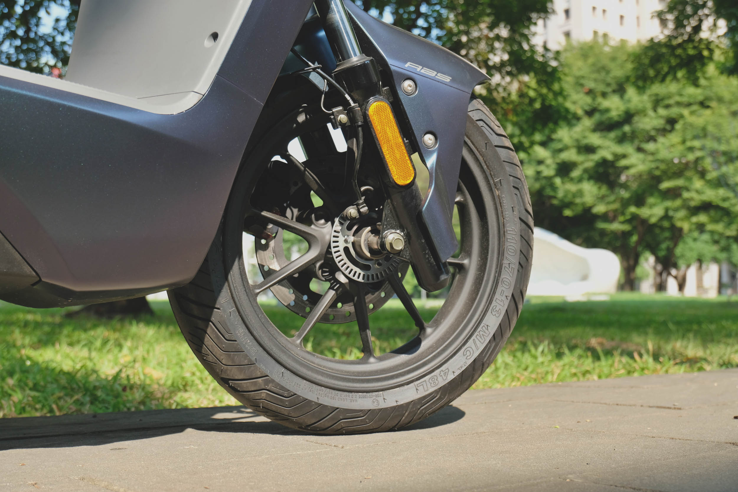 前方採用 13 吋的輪胎配置,面對台灣不平的道路帶來更好的舒適性。