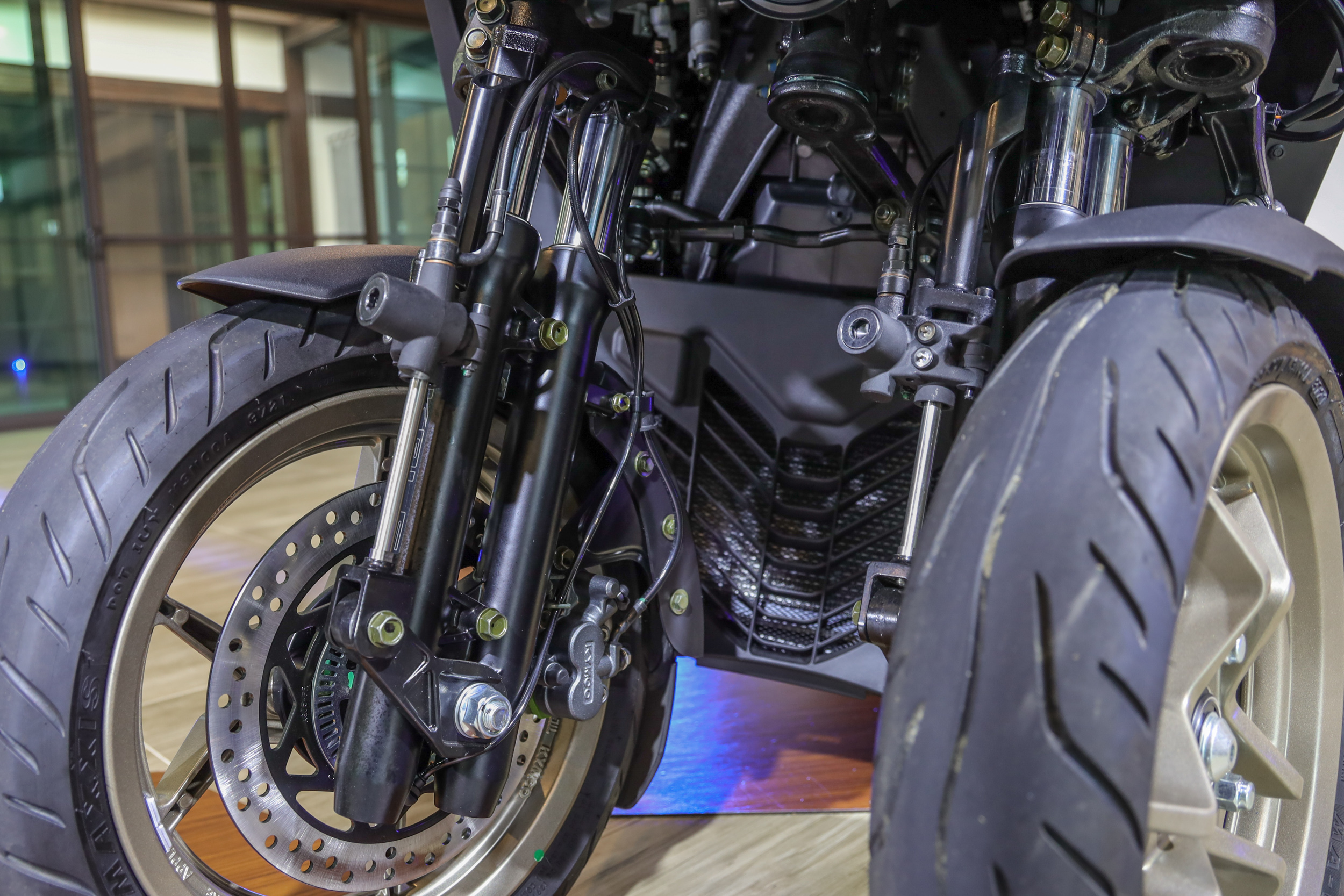 配有電子式前懸吊鎖定功能,停等紅燈時輕鬆一按雙腳可以持續放在前踏板上。