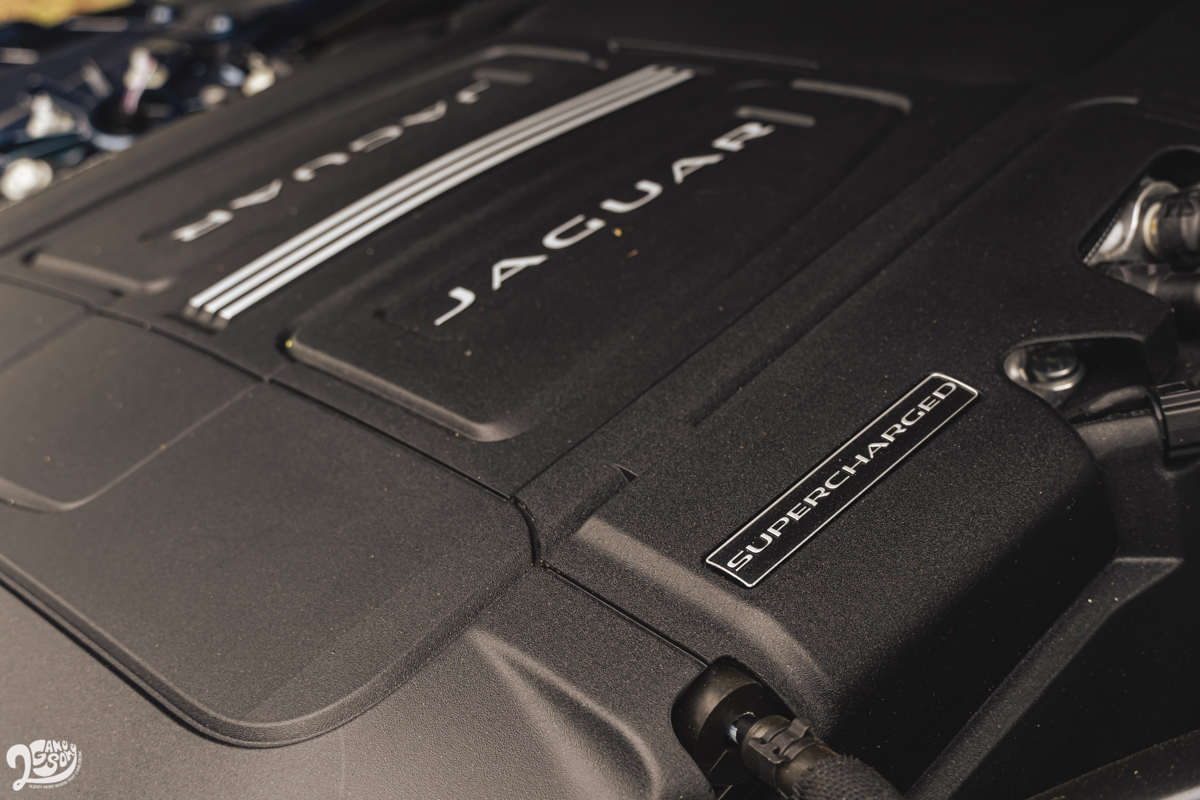 5.0 升 V8 機械增壓引擎可榨出 450 匹馬力與 580 牛頓米最大扭力。