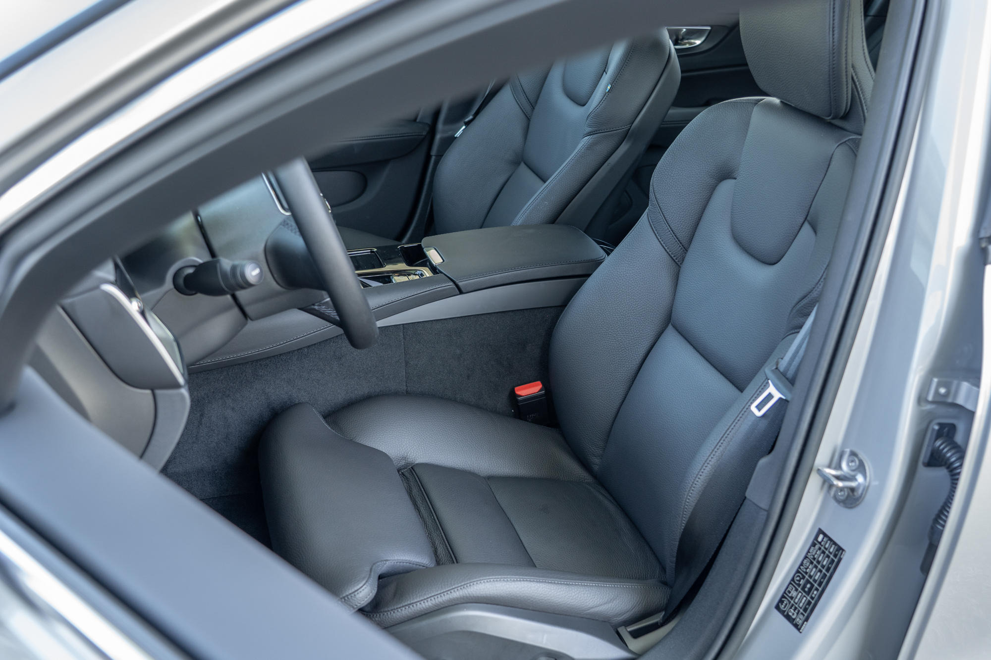 雙前座椅具備多向電動調整功能,不同體型乘客都可找到最舒適的乘坐姿勢。