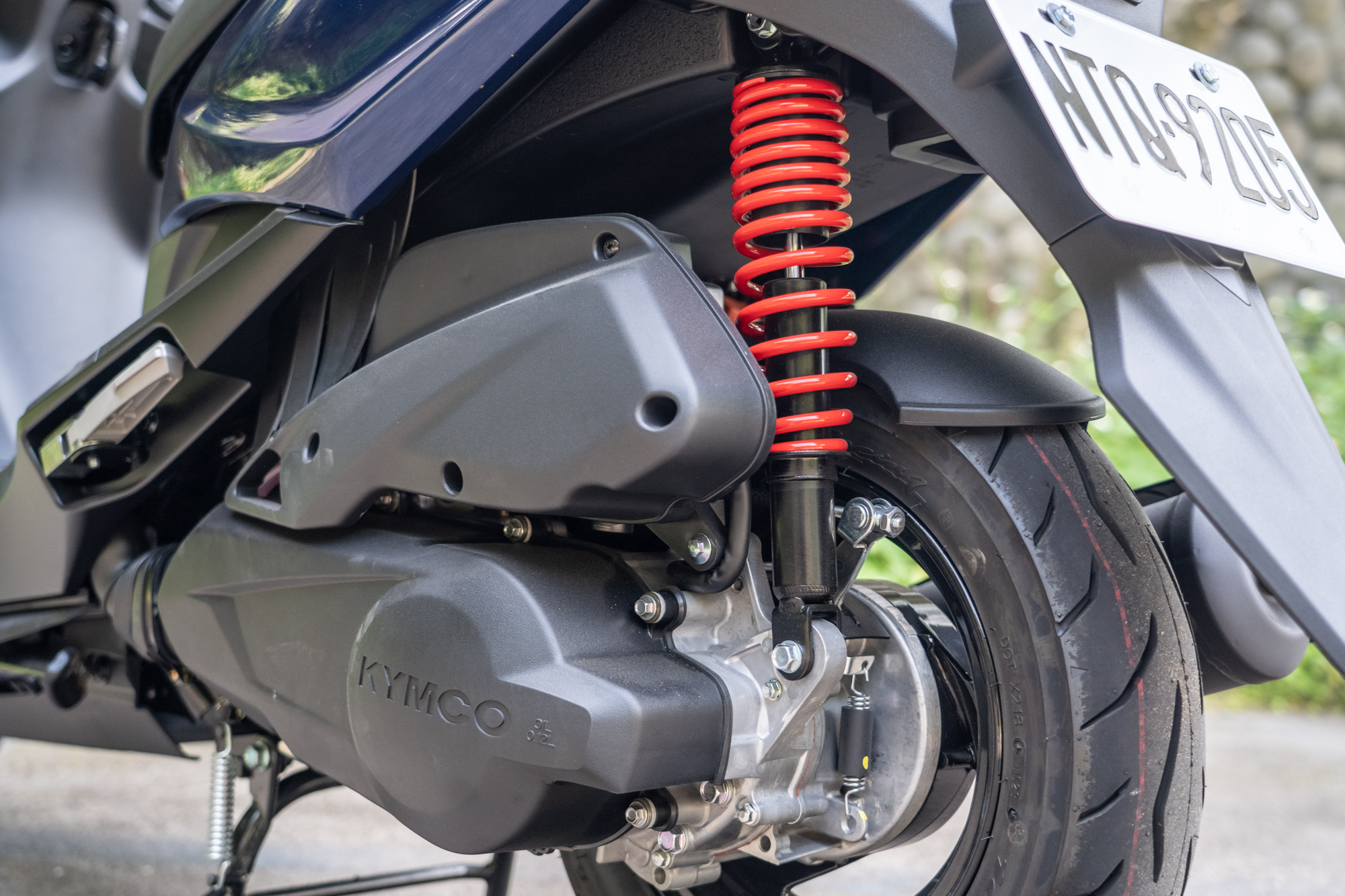 大地名流 125 為單後避震設計,大地名流 150 機種才配置雙後避震規格。