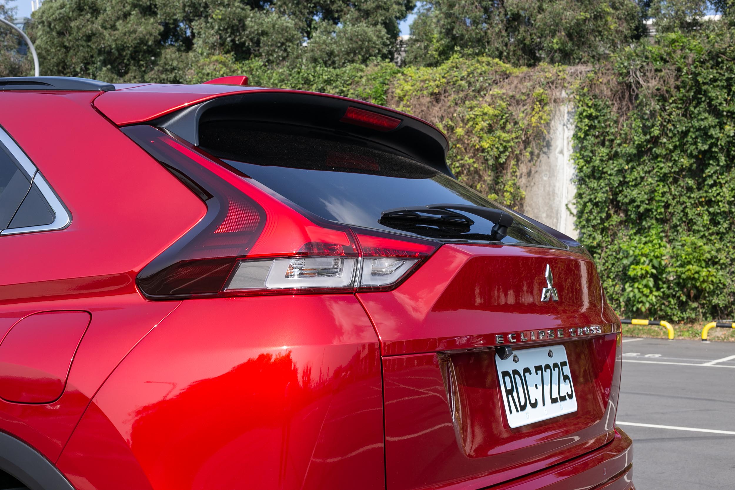 取消橫柵式光條尾燈的車尾提升後擋風玻璃的視野。