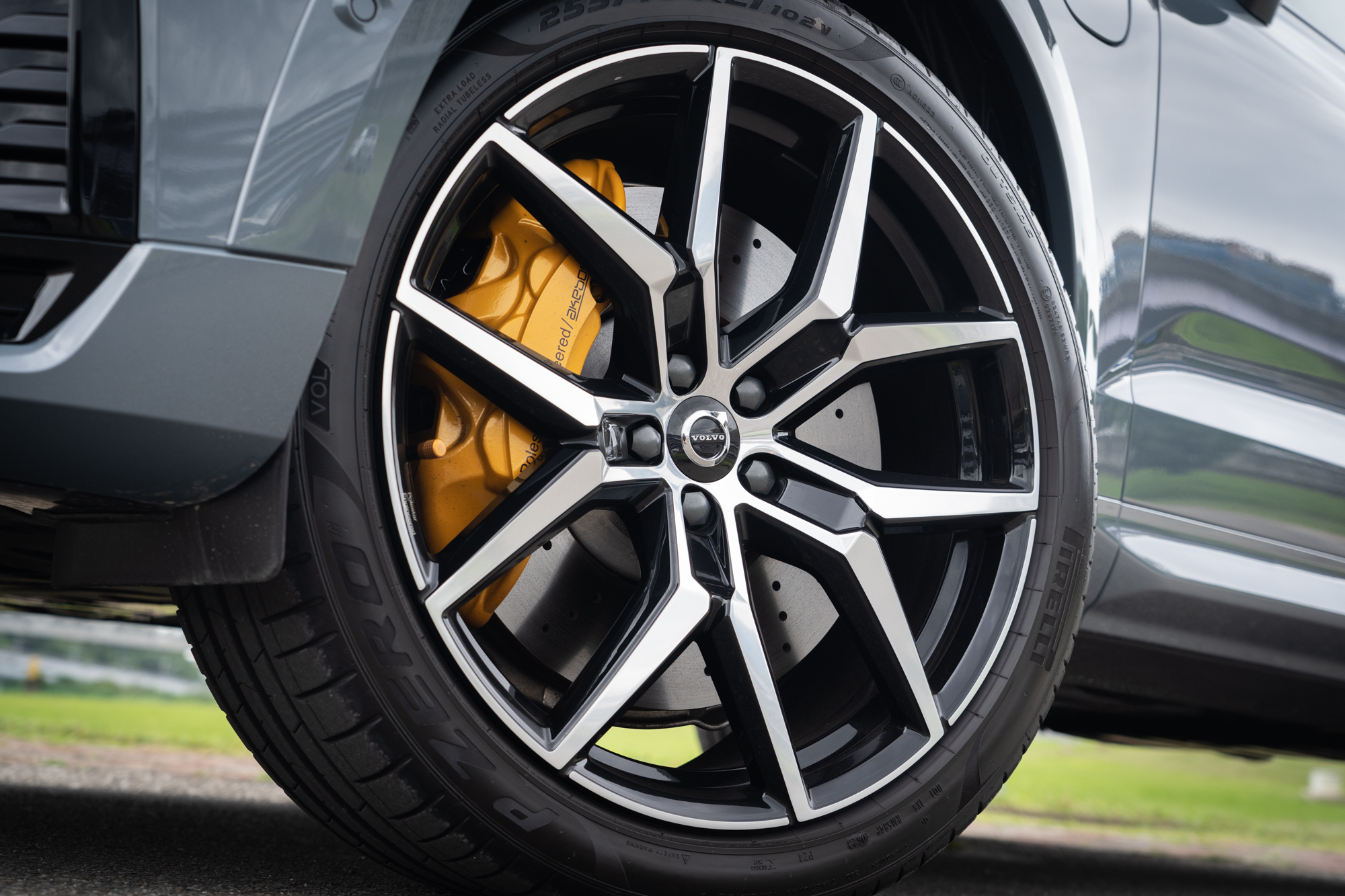 專屬的21吋5輻Y型亮黑鍛造輪圈,內部更有金黃色的Akebono名家煞車卡鉗。