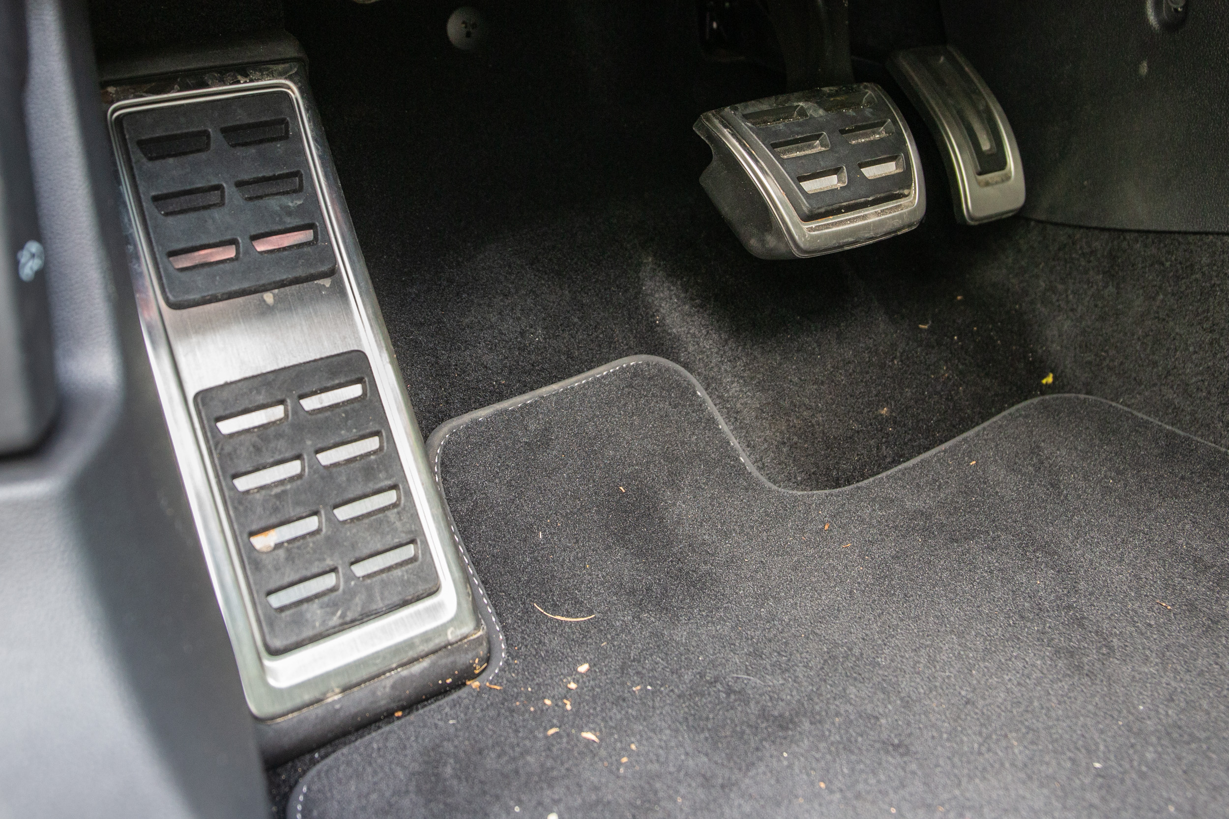 運動化金屬踏板為 R-Line 車型專屬。