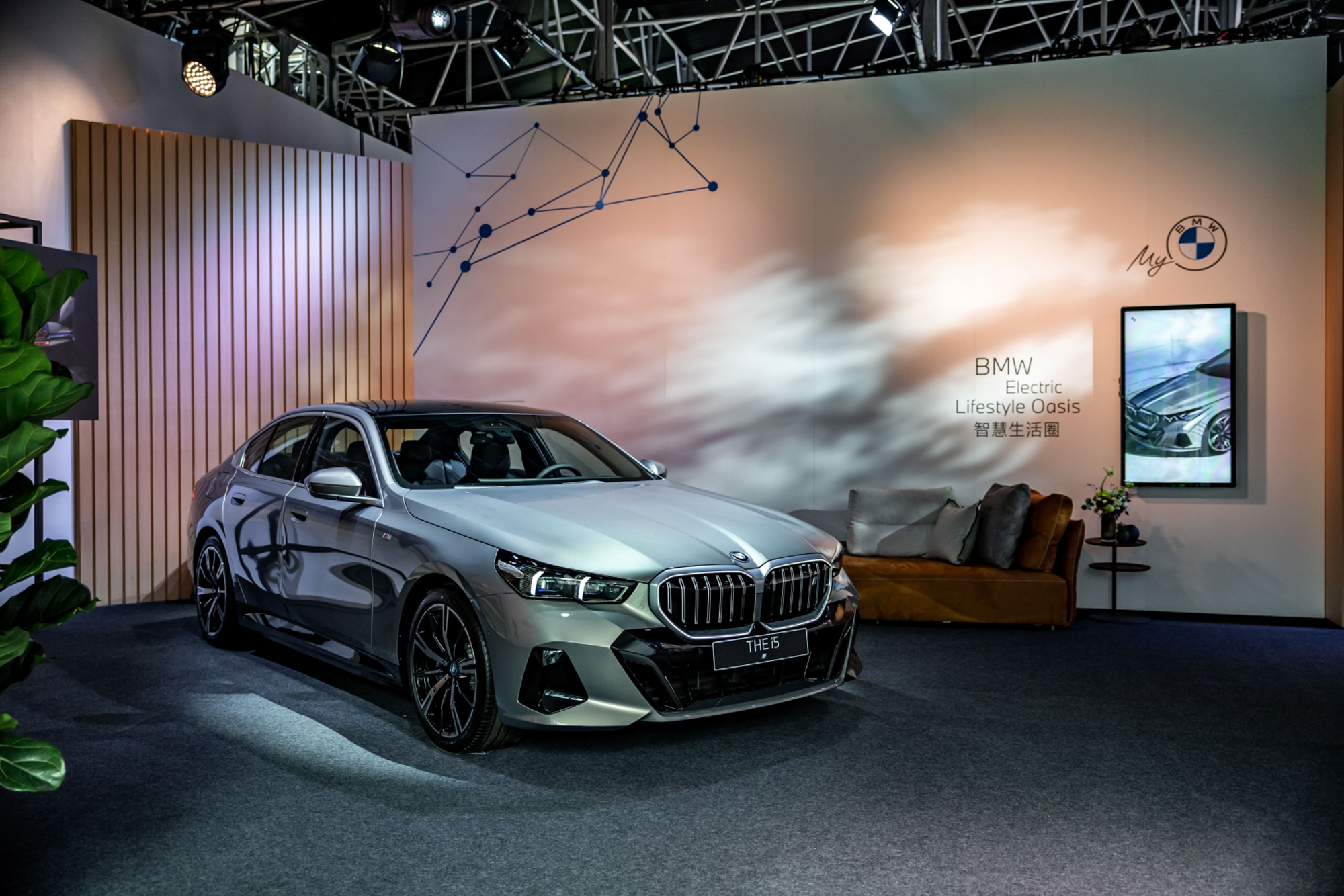 全新世代BMW 5系列將於11月23日至26日在台北101水舞廣場前盛大亮相,同步展演BMW未來電能生活圈與BMW經典車款,敬邀喜愛BMW前衛創新車款的消費者一同蒞臨現場賞車。
