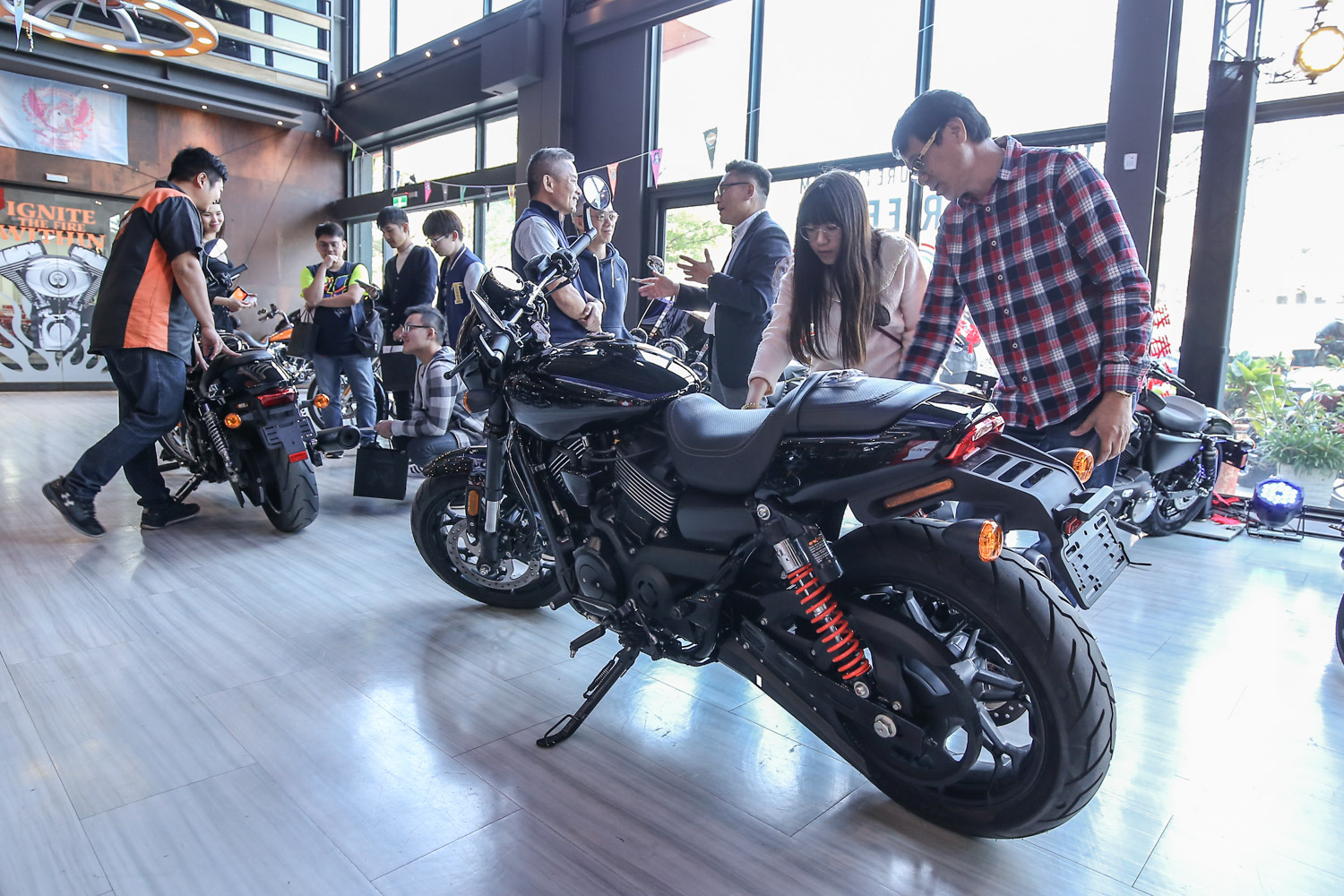 貴賓們也把握機會了解 Harley-Davidson 各式車款的魅力與特色。