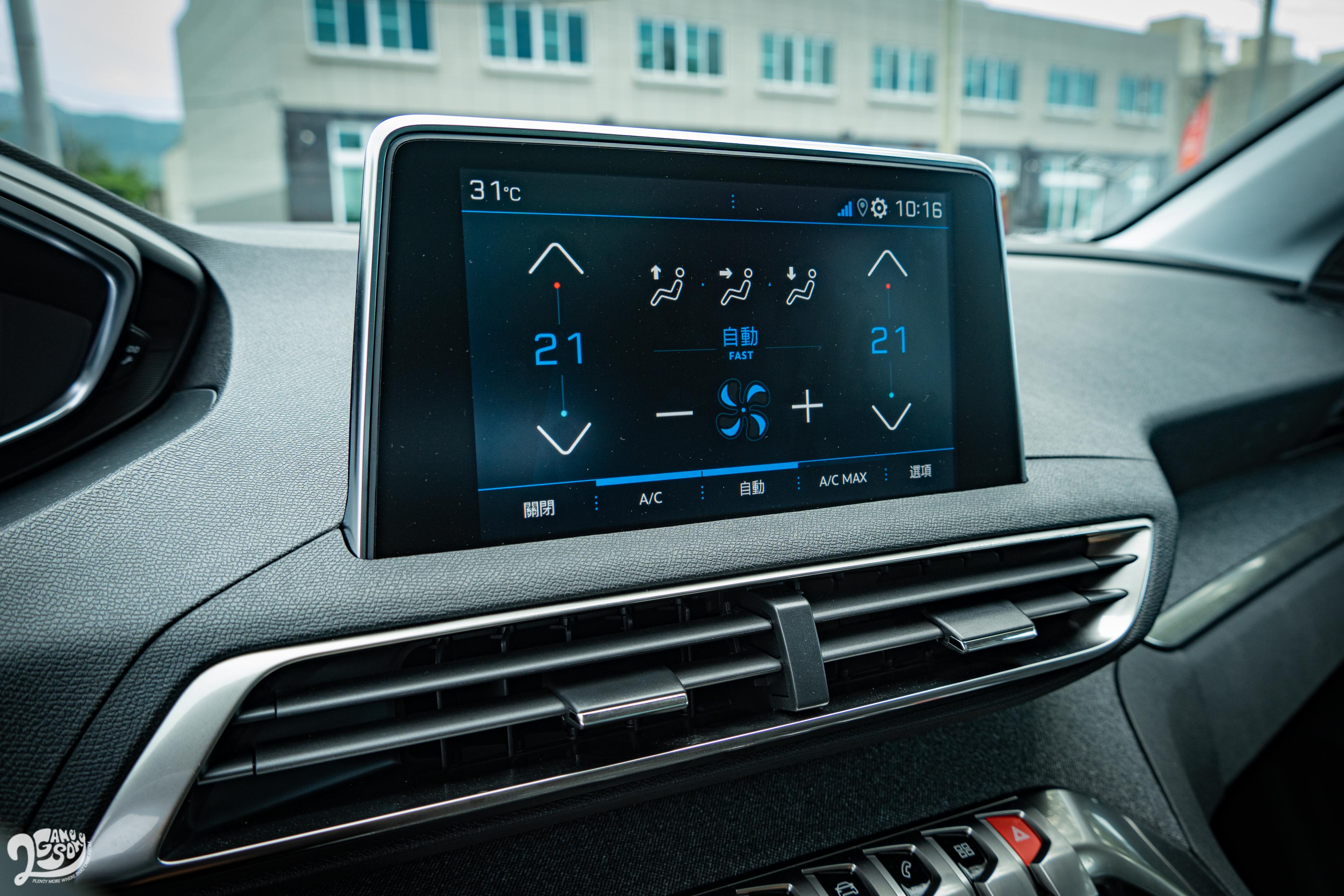 三模式雙區恆溫空調需透過觸控螢幕控制，駕駛過程中難免造成分心。