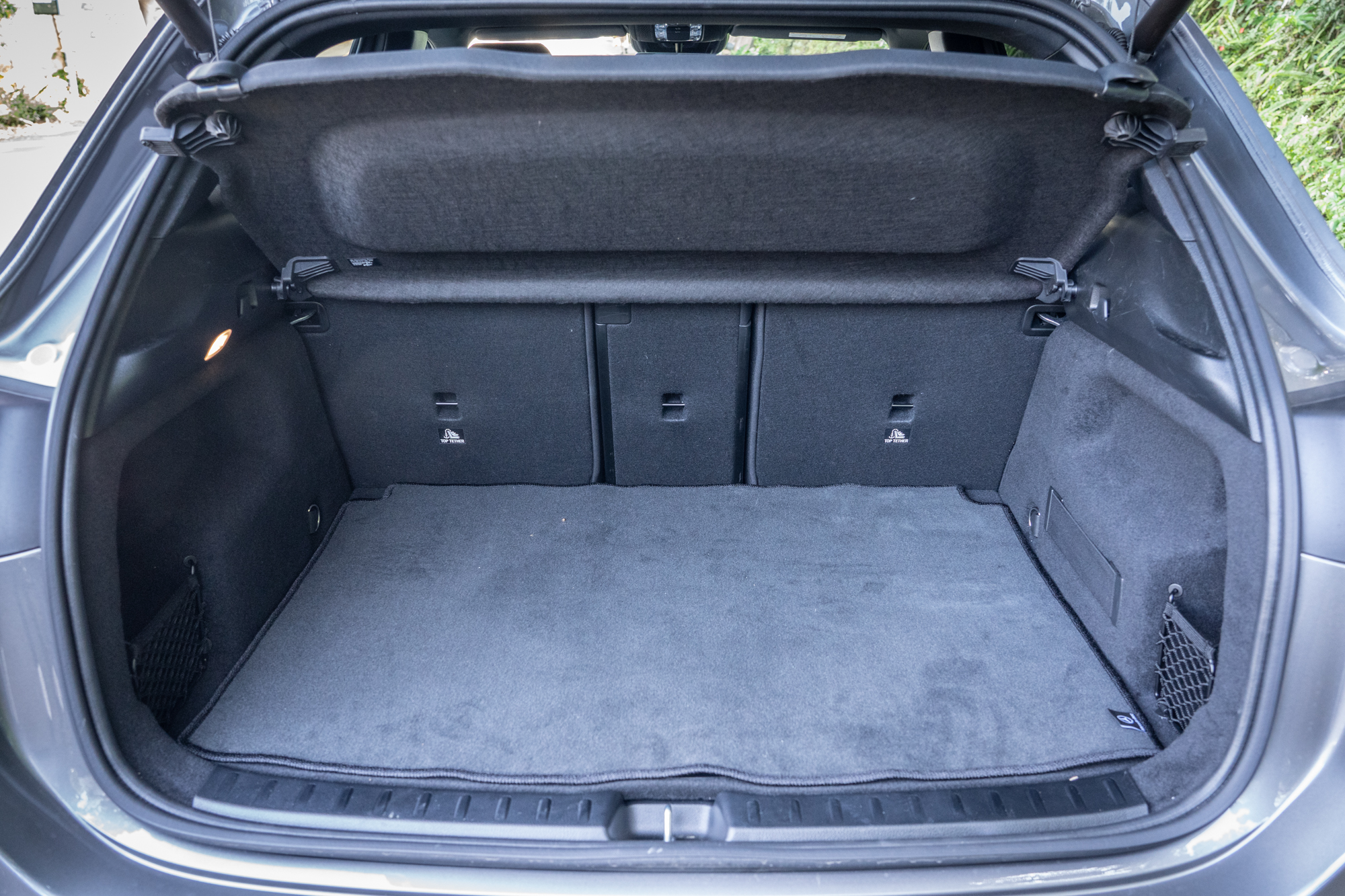 後廂容積可在 340~1320 公升間彈性調整,GLA 200 則是 435~1430 公升。