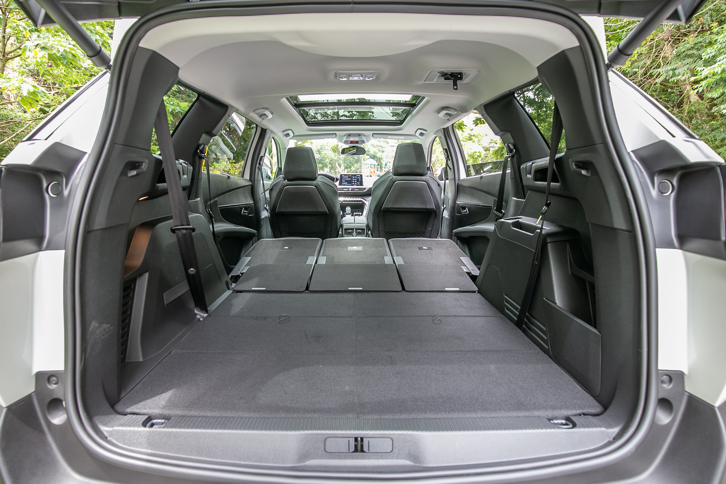 第二排與第三排座椅都傾倒時,置物容積可達到 1940 公升。