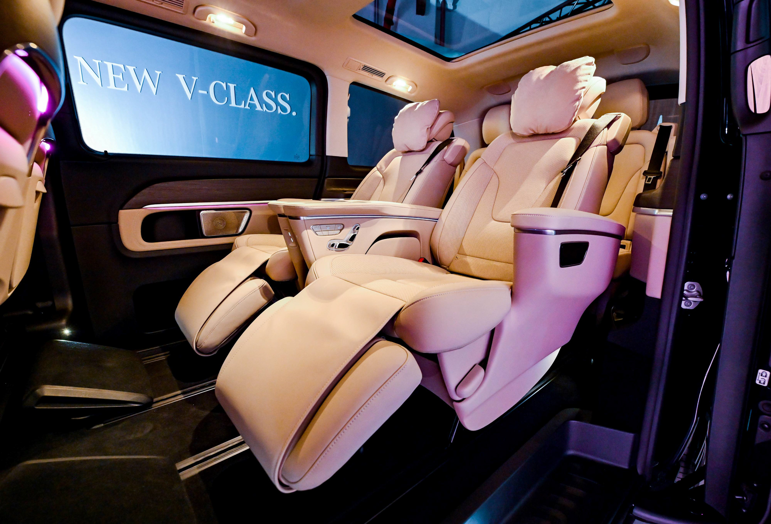 V 250 d EXCLUSIVE 車型於後座座椅扶手區新增手機無線充電裝置。
