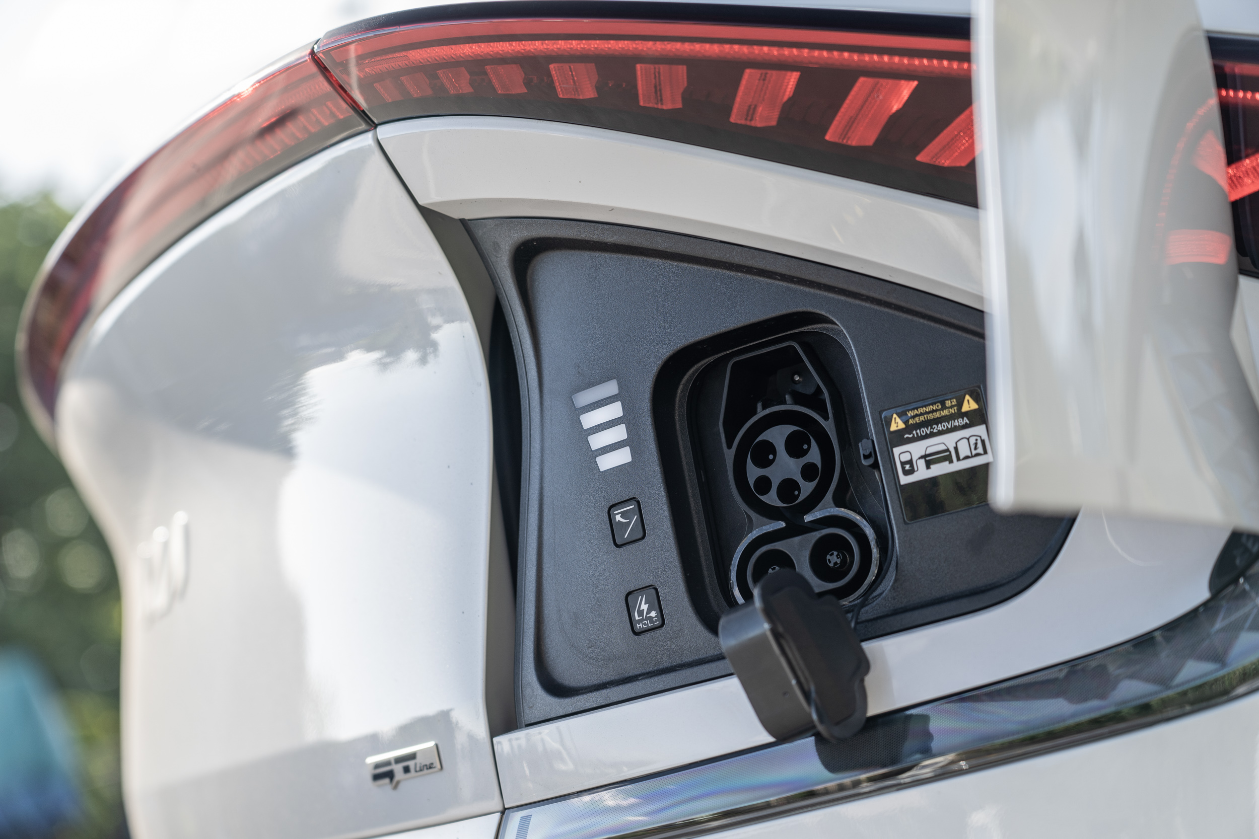 V6 所使用的充電規格為 CCS1 / J1772,可相容目前國內市場上絕大多數的充電樁。