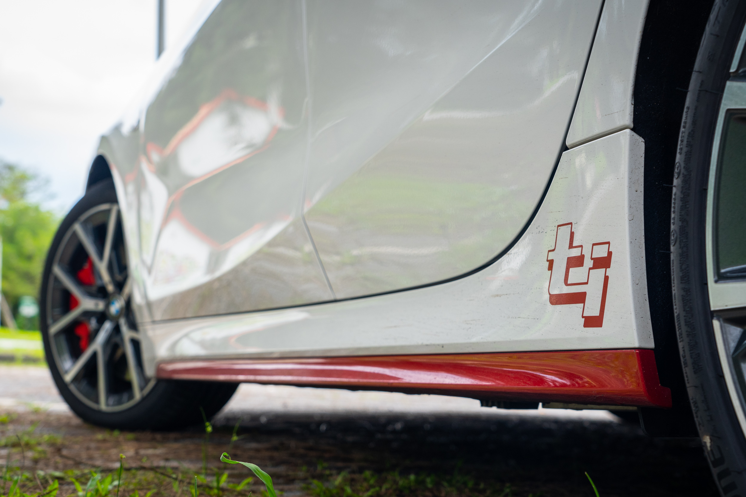 ti 車型專屬字樣側裙彩繪。