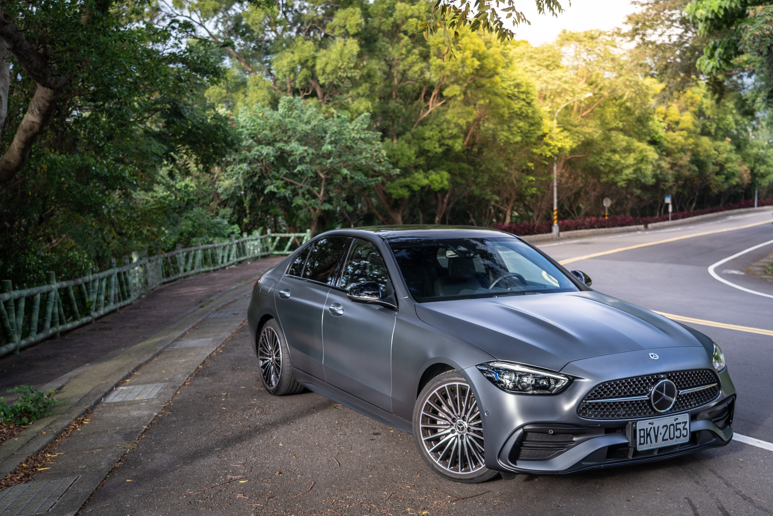 試駕車型為 C300,建議售價自新台幣 289 萬元起。