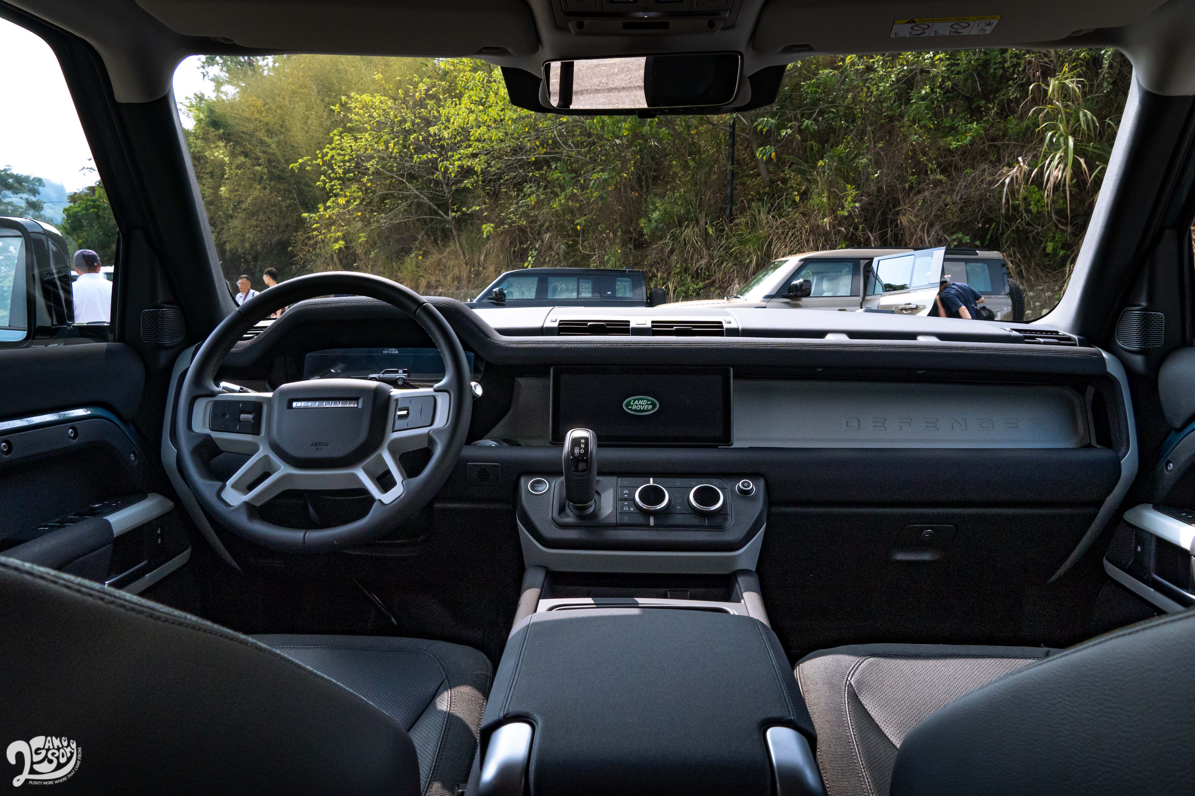 Defender 全車系標配 Apple CarPlay 與 Android Auto 連線套件。