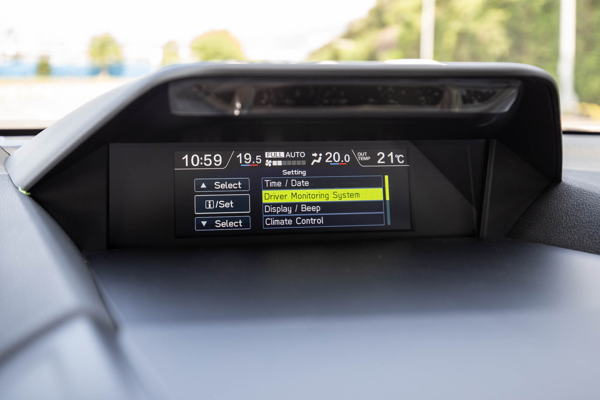 全名為 Driver Monitoring System 此系統可設定最多五組駕駛選擇。